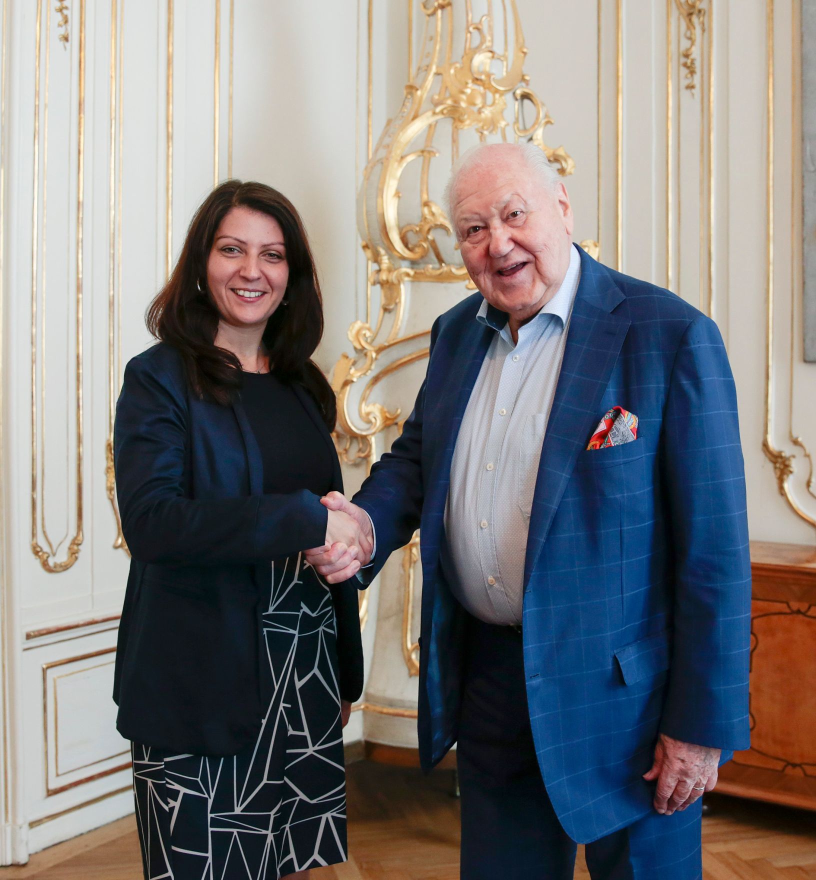 Am 21. Juni 2016 empfing Staatssekret&auml;rin Muna Duzdar (l.) den Pr&auml;sidenten des Pensionistenverbands &Ouml;sterreich Karl Blecha (r.) zu einem Gespr&auml;ch.