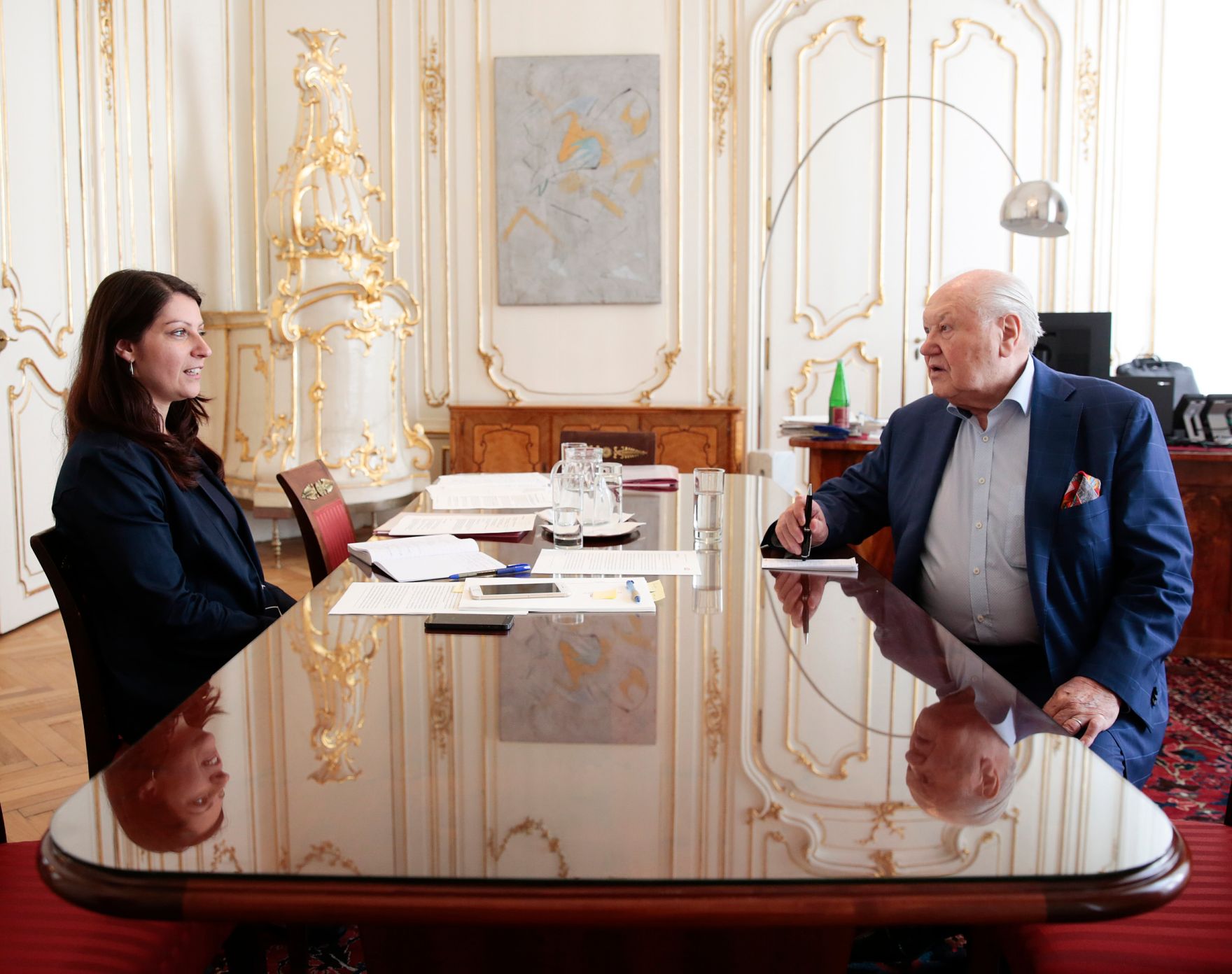 Am 21. Juni 2016 empfing Staatssekret&auml;rin Muna Duzdar (l.) den Pr&auml;sidenten des Pensionistenverbands &Ouml;sterreich Karl Blecha (r.) zu einem Gespr&auml;ch.