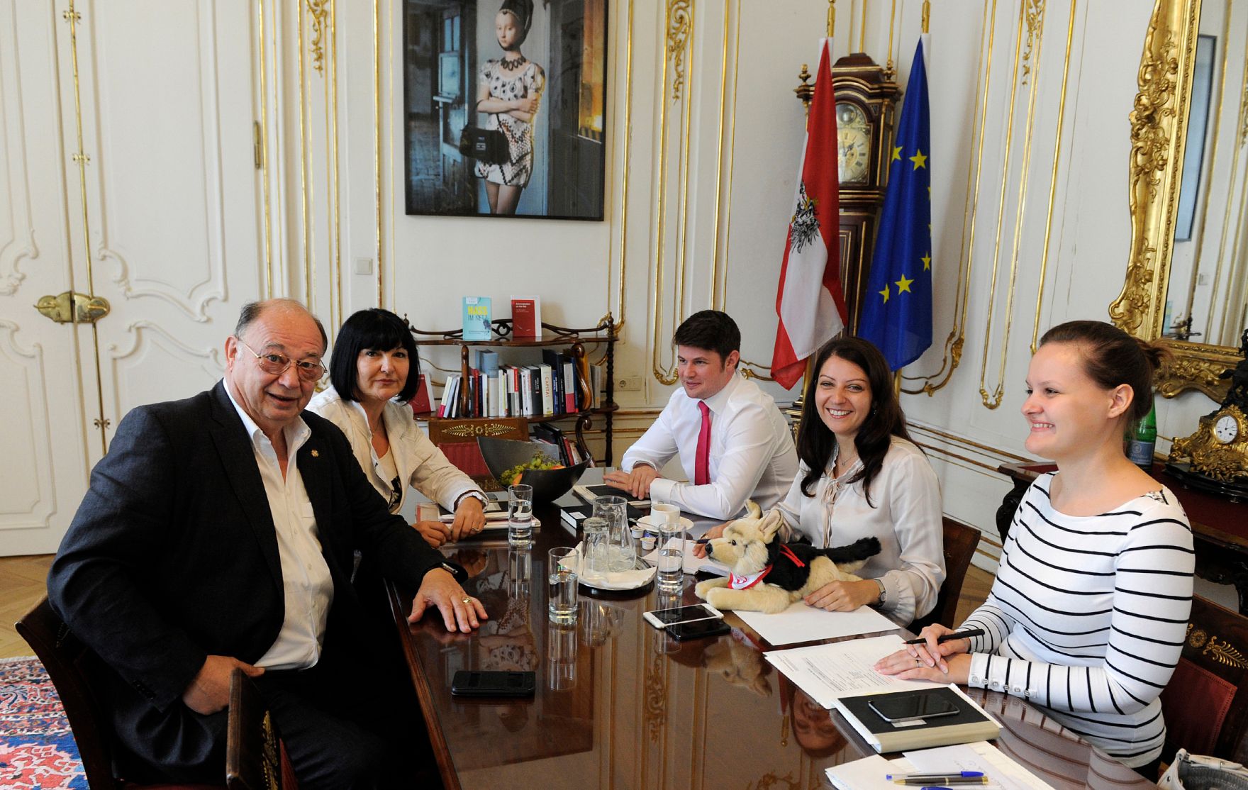 Am 22. August 2016 empfing Staatssekret&auml;rin Muna Duzdar (2.v.r.) Otto Pendl, Abgeordneter zum Nationalrat (l.) zu einem Arbeitsgespr&auml;ch.