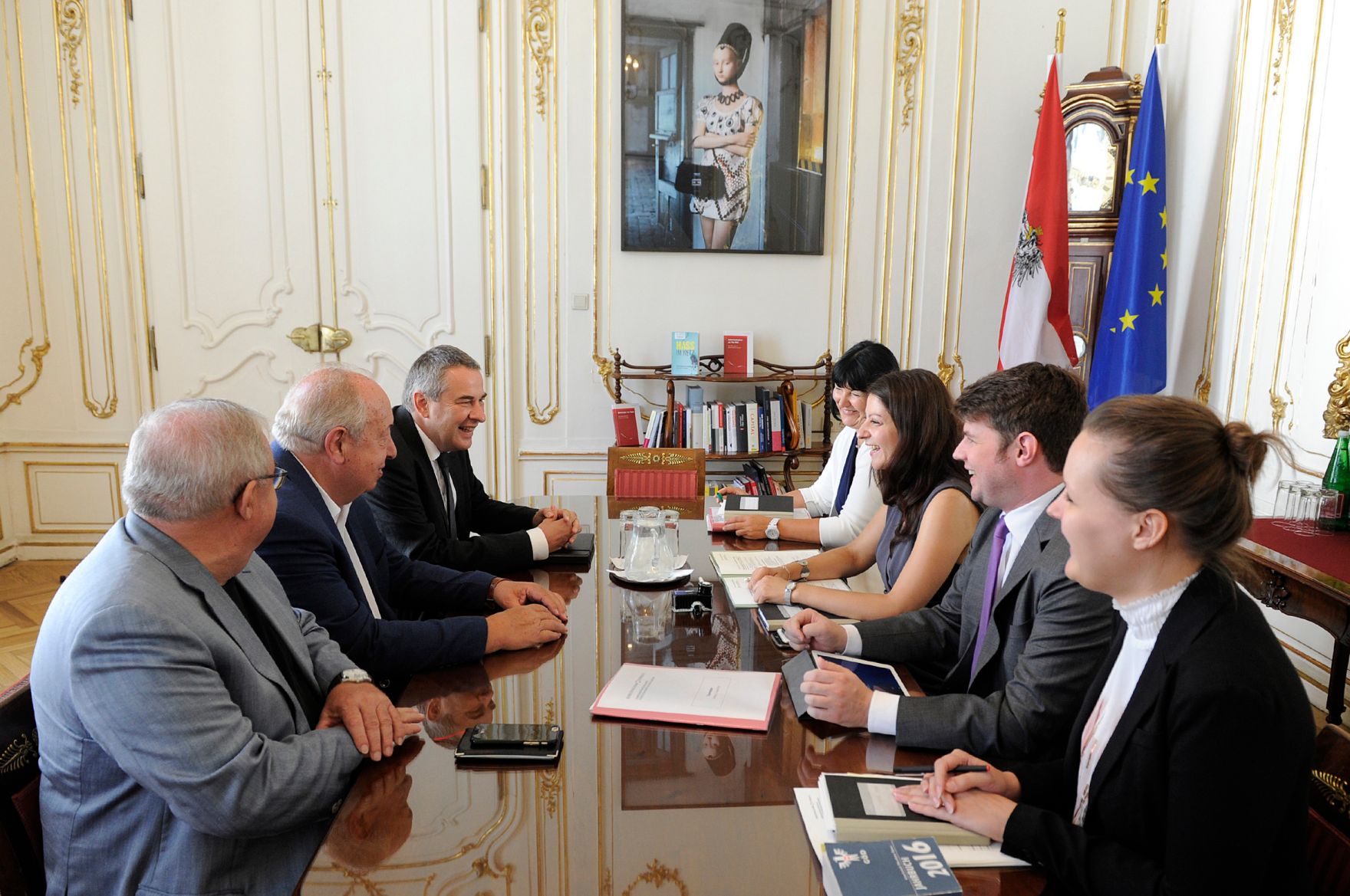 Am 23. August 2016 empfing Staatssekret&auml;rin Muna Duzdar (3.v.r.) den Vorsitzenden der Gewerkschaft &Ouml;ffentlicher Dienst Fritz Neugebauer (2.v.l.) zu einem Gespr&auml;ch.