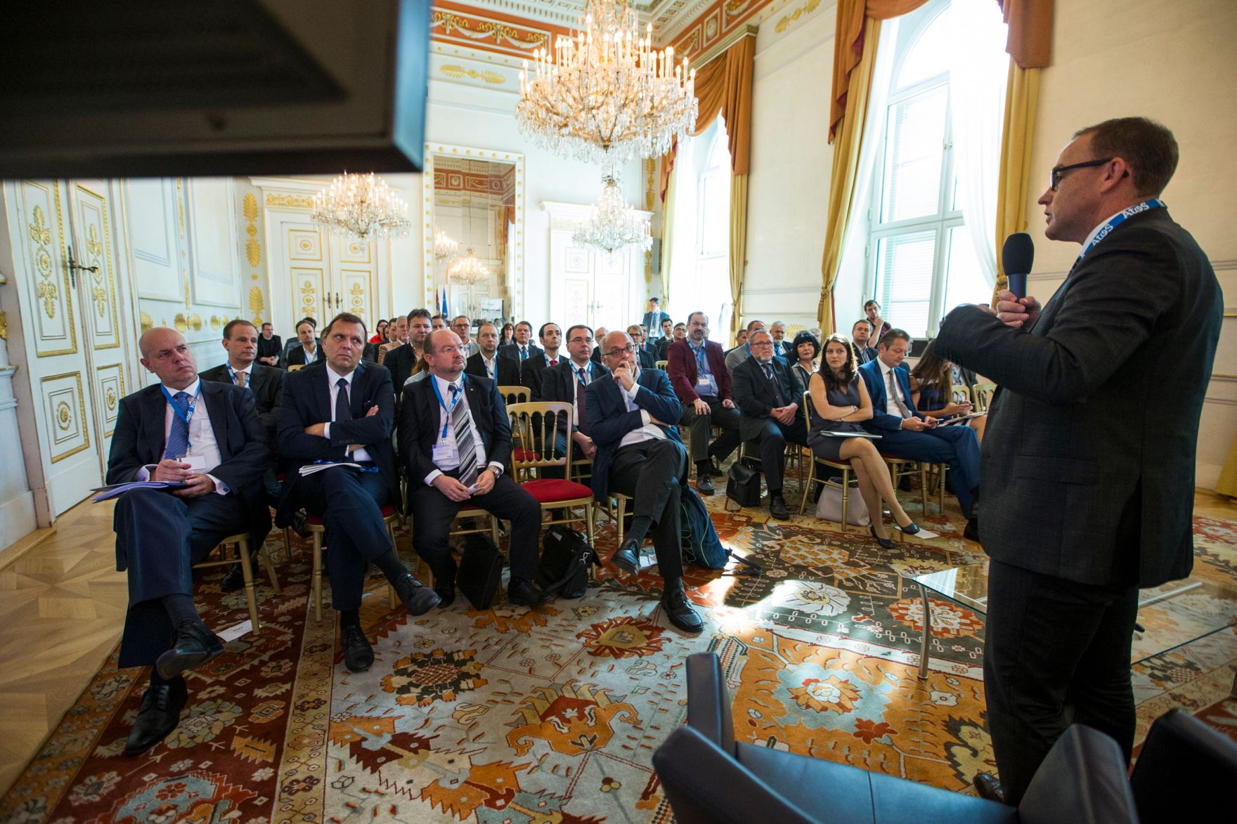 Am 8. September 2016 er&ouml;ffnet Staatssekret&auml;rin Muna Duzdar gemeinsam mit dem Direktor der Firma Atos, Gerald Gerstbauer, die Veranstaltung Sicherheitsforum. Rechts im Bild G&uuml;nter Koinegg.