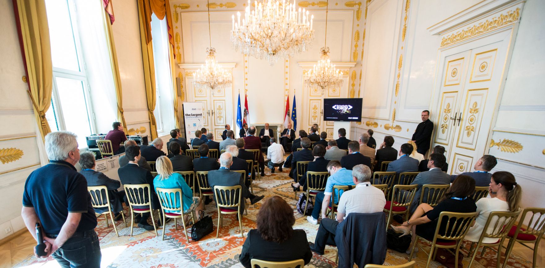 Am 8. September 2016 er&ouml;ffnet Staatssekret&auml;rin Muna Duzdar gemeinsam mit dem Direktor der Firma Atos, Gerald Gerstbauer, die Veranstaltung Sicherheitsforum.