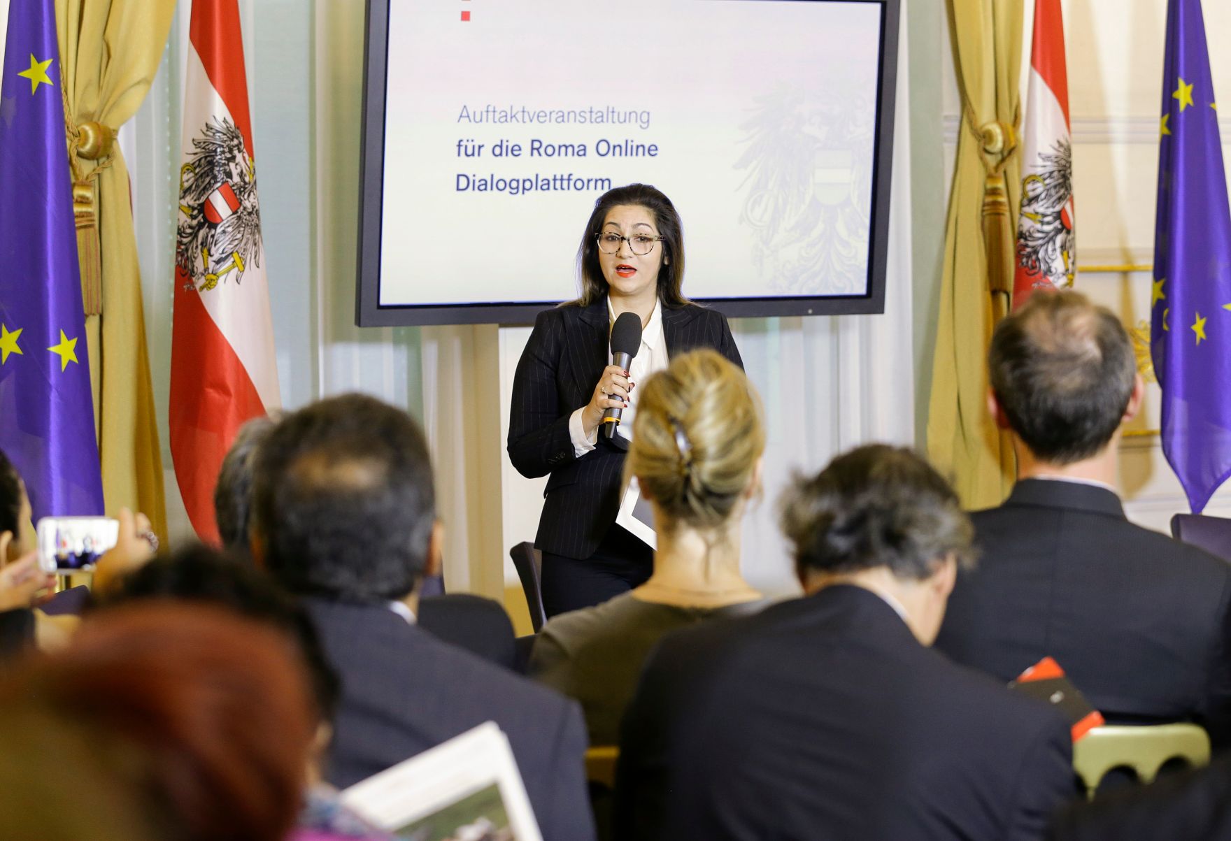 Am 28. September 2016 fand die Auftaktveranstaltung f&uuml;r die Roma Online Dialogplattform statt. Im Bild die Moderatorin Gilda-Nancy Horvath.