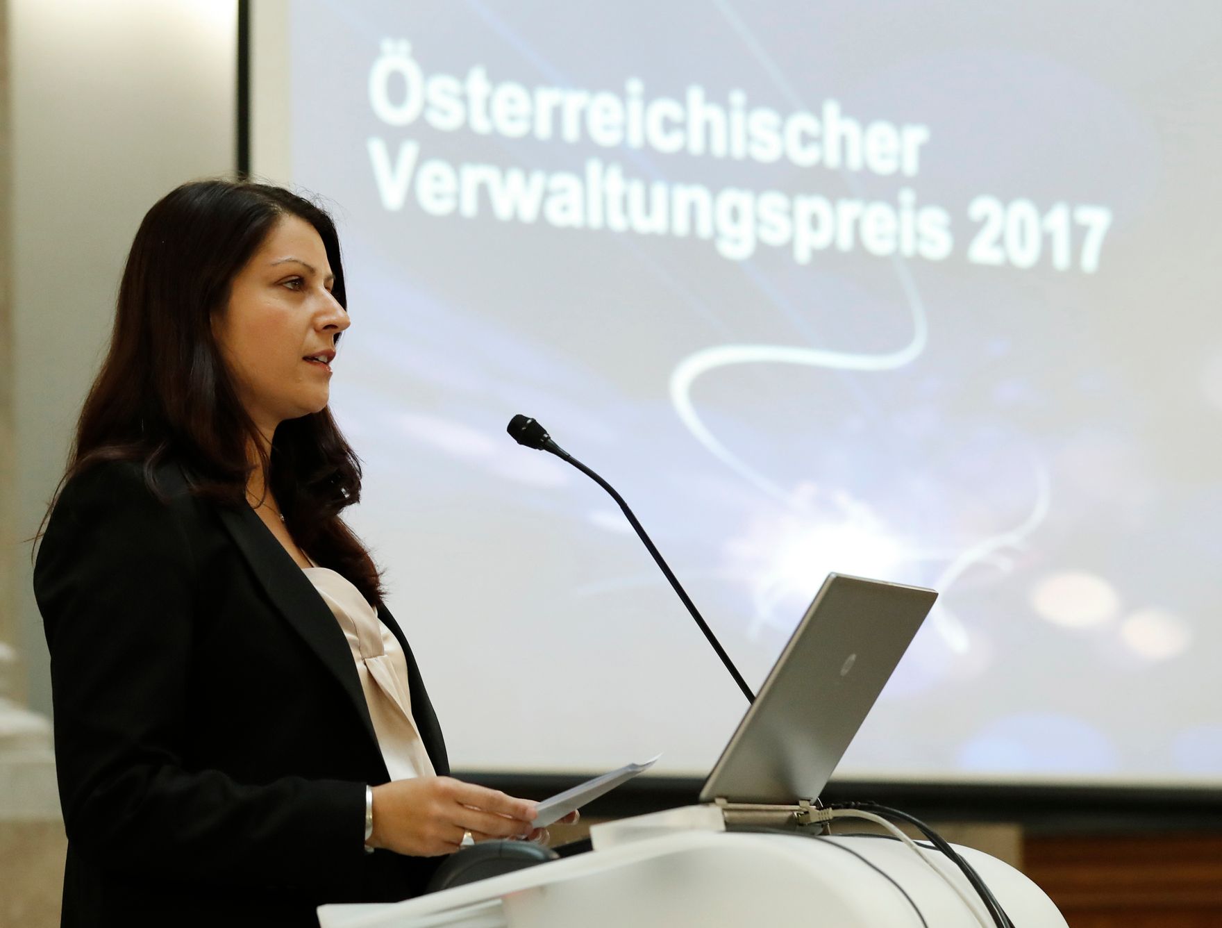 Am 6. Oktober fand die Auftaktveranstaltung zum &Ouml;sterreichischen Verwaltungspreis 2017 statt. Im Bild Staatssekret&auml;rin Muna Duzdar bei ihrem Beitrag zum Thema "Den Wandel managen - neue Wege f&uuml;r den &ouml;ffentlichen Dienst". 