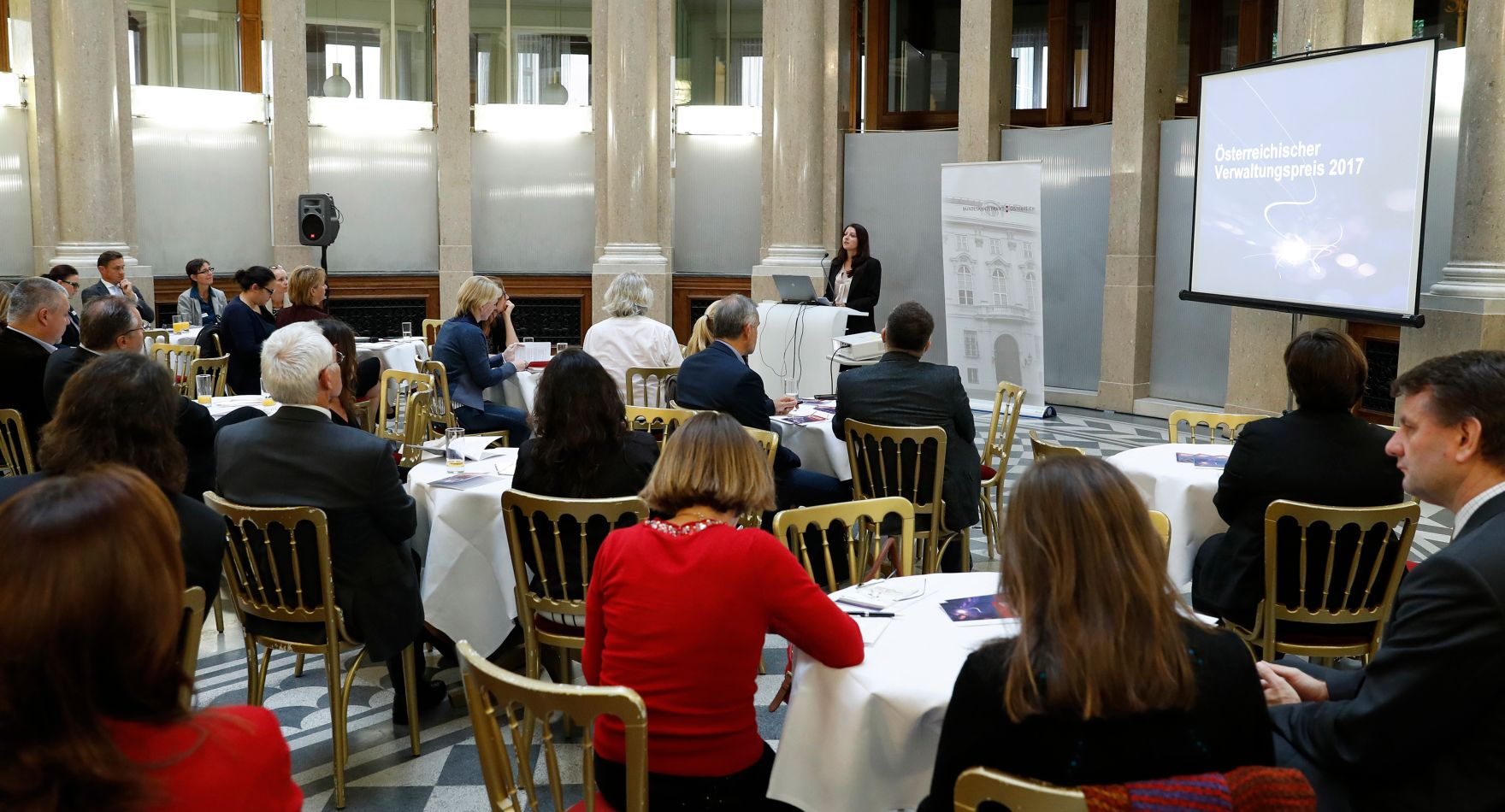 Am 6. Oktober fand die Auftaktveranstaltung zum &Ouml;sterreichischen Verwaltungspreis 2017 statt. Im Bild Staatssekret&auml;rin Muna Duzdar bei ihrem Beitrag zum Thema "Den Wandel managen - neue Wege f&uuml;r den &ouml;ffentlichen Dienst". 