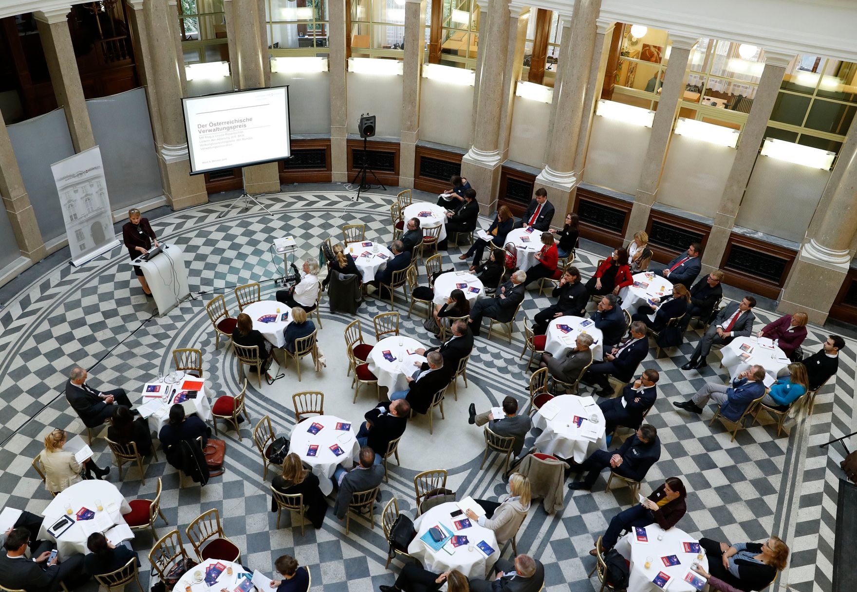 Am 6. Oktober fand die Auftaktveranstaltung zum &Ouml;sterreichischen Verwaltungspreis 2017 statt. Im Bild Ursula Rosenbichler bei ihrem Beitrag zum Thema "Der 7. Verwaltungspreis - Umsetzungserfolge".