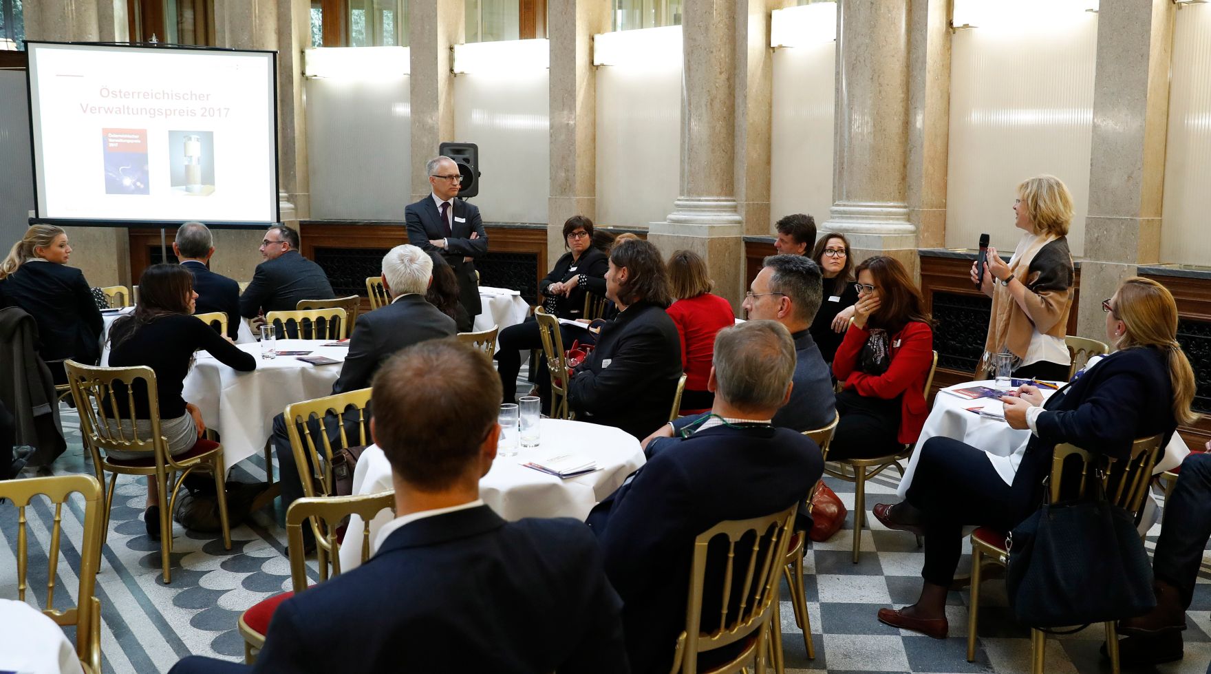 Am 6. Oktober fand die Auftaktveranstaltung zum &Ouml;sterreichischen Verwaltungspreis 2017 statt. Im Bild eine Wortmeldung aus dem Publikum.