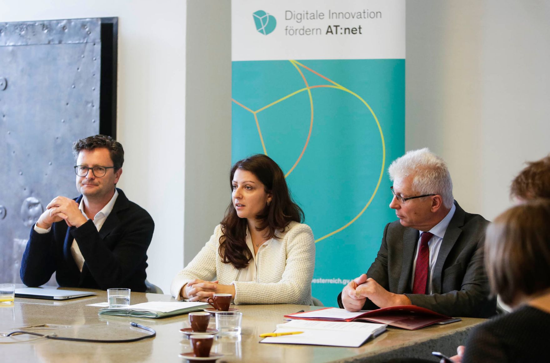 Am 20. Oktober 2016 nahm Staatssekret&auml;rin Muna Duzdar (m.) am Pressegespr&auml;ch AT:net - "Letzte Chance auf Millionenf&ouml;rderung f&uuml;r innovative digitale Unternehmen im Jahr 2016" teil. Im Bild mit Wolfgang Schreiner, CEO NOUS Wissensmanagement GmbH (l.) und Klaus Pseiner, Gesch&auml;ftsf&uuml;hrer der &Ouml;sterreichischen Forschungsf&ouml;rderungsgesellschaft (FFG) (r.).