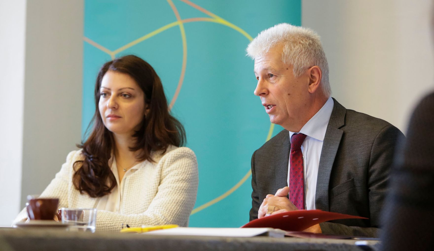 Am 20. Oktober 2016 nahm Staatssekret&auml;rin Muna Duzdar (l.) am Pressegespr&auml;ch AT:net - &quot;Letzte Chance auf Millionenf&ouml;rderung f&uuml;r innovative digitale Unternehmen im Jahr 2016&quot; teil. Im Bild mit Klaus Pseiner, Gesch&auml;ftsf&uuml;hrer der &Ouml;sterreichischen Forschungsf&ouml;rderungsgesellschaft (FFG) (r.).