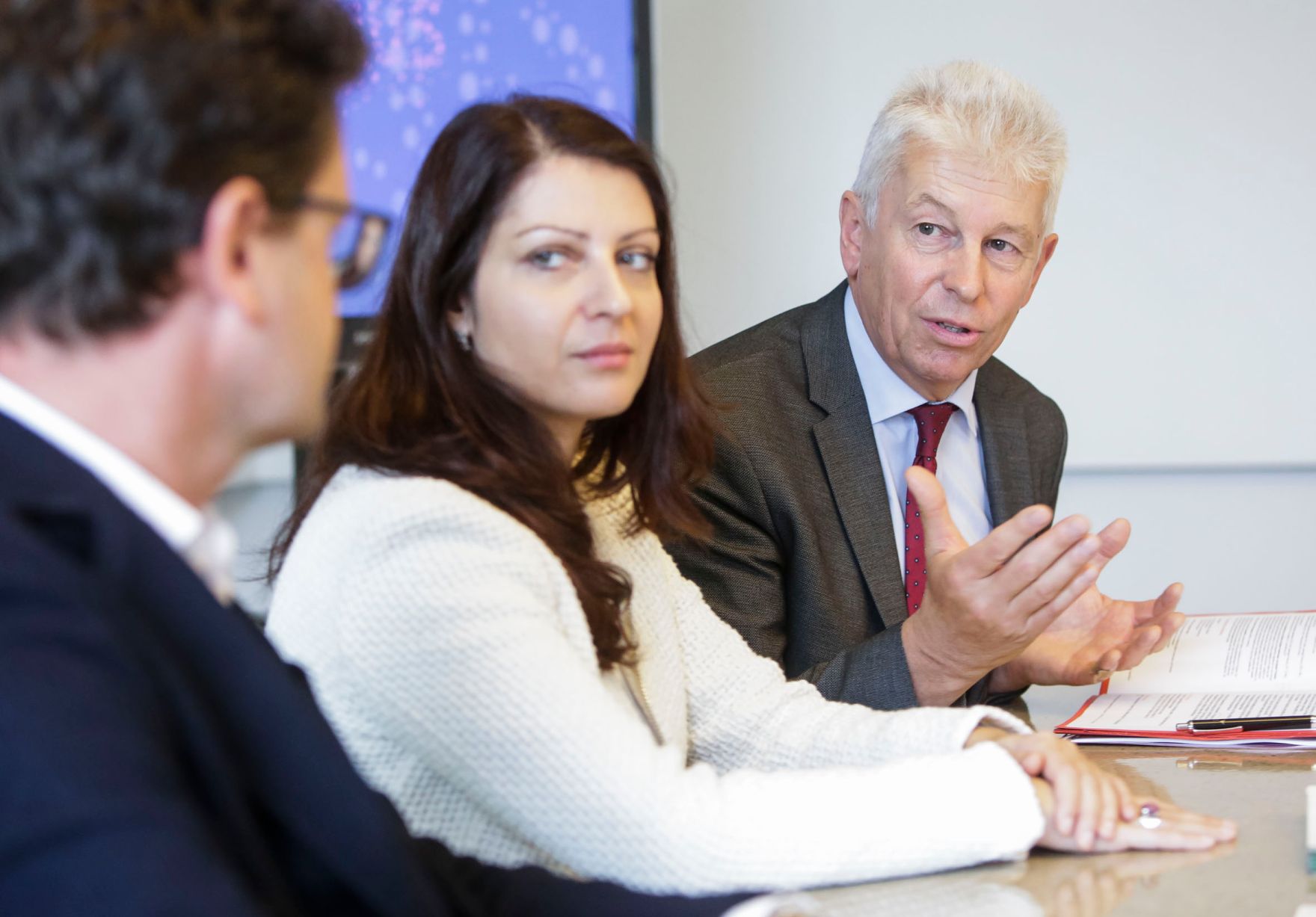 Am 20. Oktober 2016 nahm Staatssekret&auml;rin Muna Duzdar (m.) am Pressegespr&auml;ch AT:net - &quot;Letzte Chance auf Millionenf&ouml;rderung f&uuml;r innovative digitale Unternehmen im Jahr 2016&quot; teil. Im Bild mit Wolfgang Schreiner, CEO NOUS Wissensmanagement GmbH (l.) und Klaus Pseiner, Gesch&auml;ftsf&uuml;hrer der &Ouml;sterreichischen Forschungsf&ouml;rderungsgesellschaft (FFG) (r.).