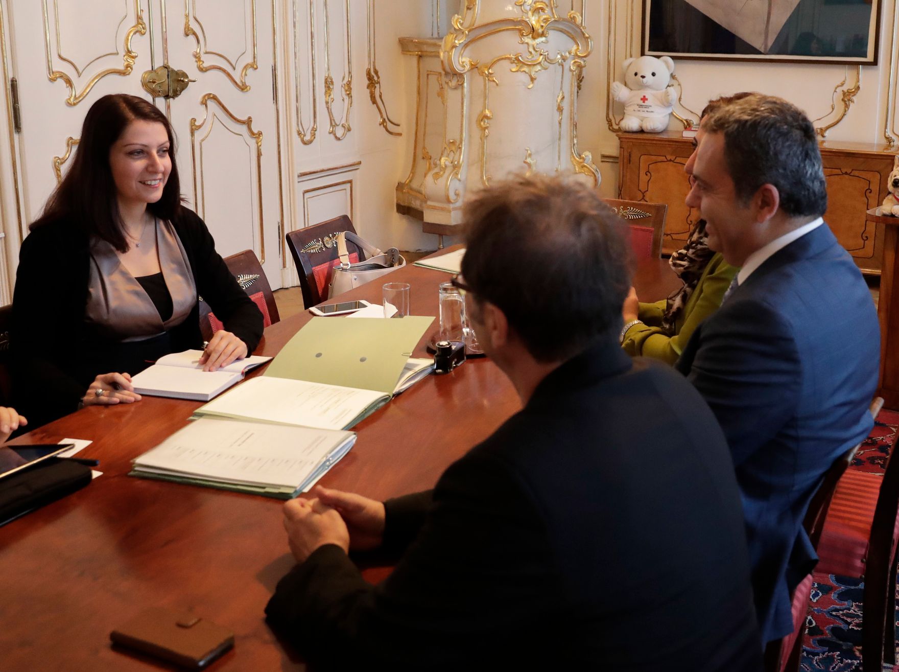 Am 3. November 2016 empfing Staatssekret&auml;rin Muna Duzdar (l.) den t&uuml;rkischen Nationalratsabgeordneten Hilmi Yarayici (r.) zu einem Arbeitsgespr&auml;ch.