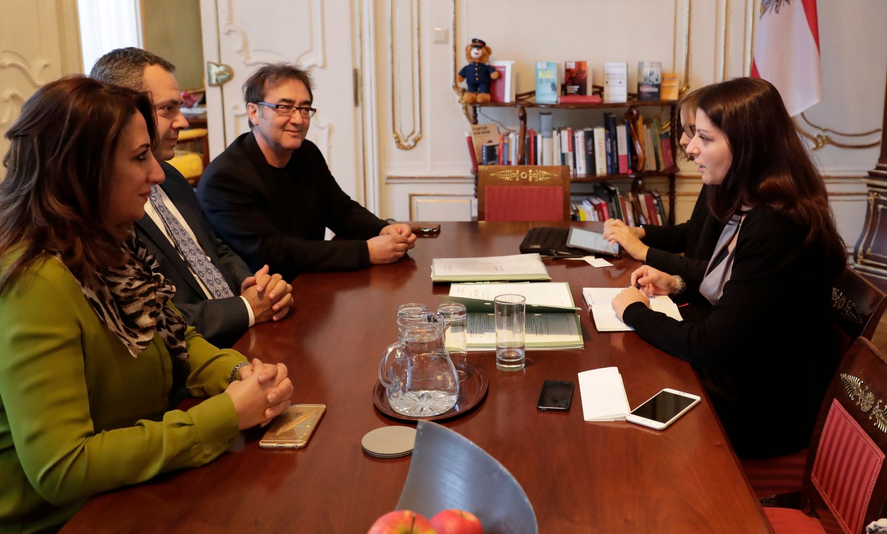 Am 3. November 2016 empfing Staatssekret&auml;rin Muna Duzdar (r.) den t&uuml;rkischen Nationalratsabgeordneten Hilmi Yarayici zu einem Arbeitsgespr&auml;ch.