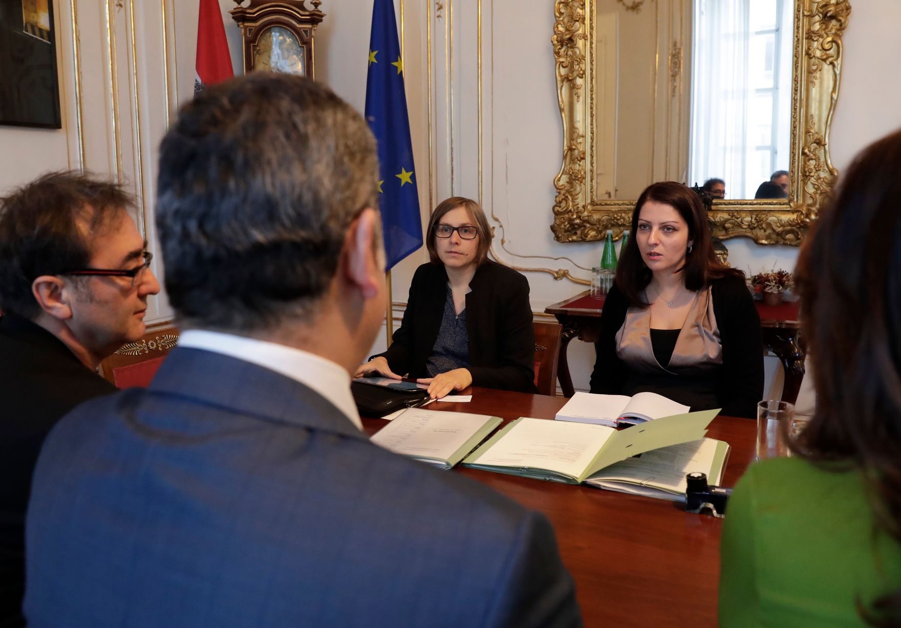 Am 3. November 2016 empfing Staatssekret&auml;rin Muna Duzdar (r.) den t&uuml;rkischen Nationalratsabgeordneten Hilmi Yarayici zu einem Arbeitsgespr&auml;ch.