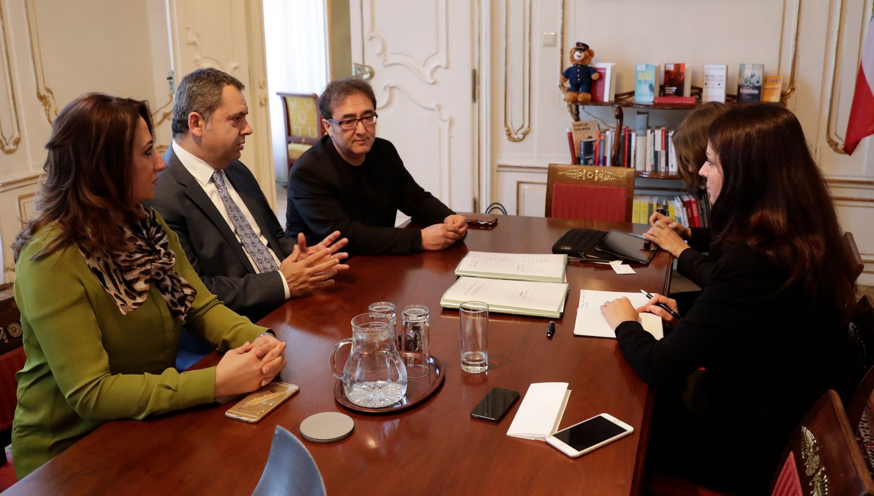 Am 3. November 2016 empfing Staatssekret&auml;rin Muna Duzdar (r.) den t&uuml;rkischen Nationalratsabgeordneten Hilmi Yarayici (l.) zu einem Arbeitsgespr&auml;ch.