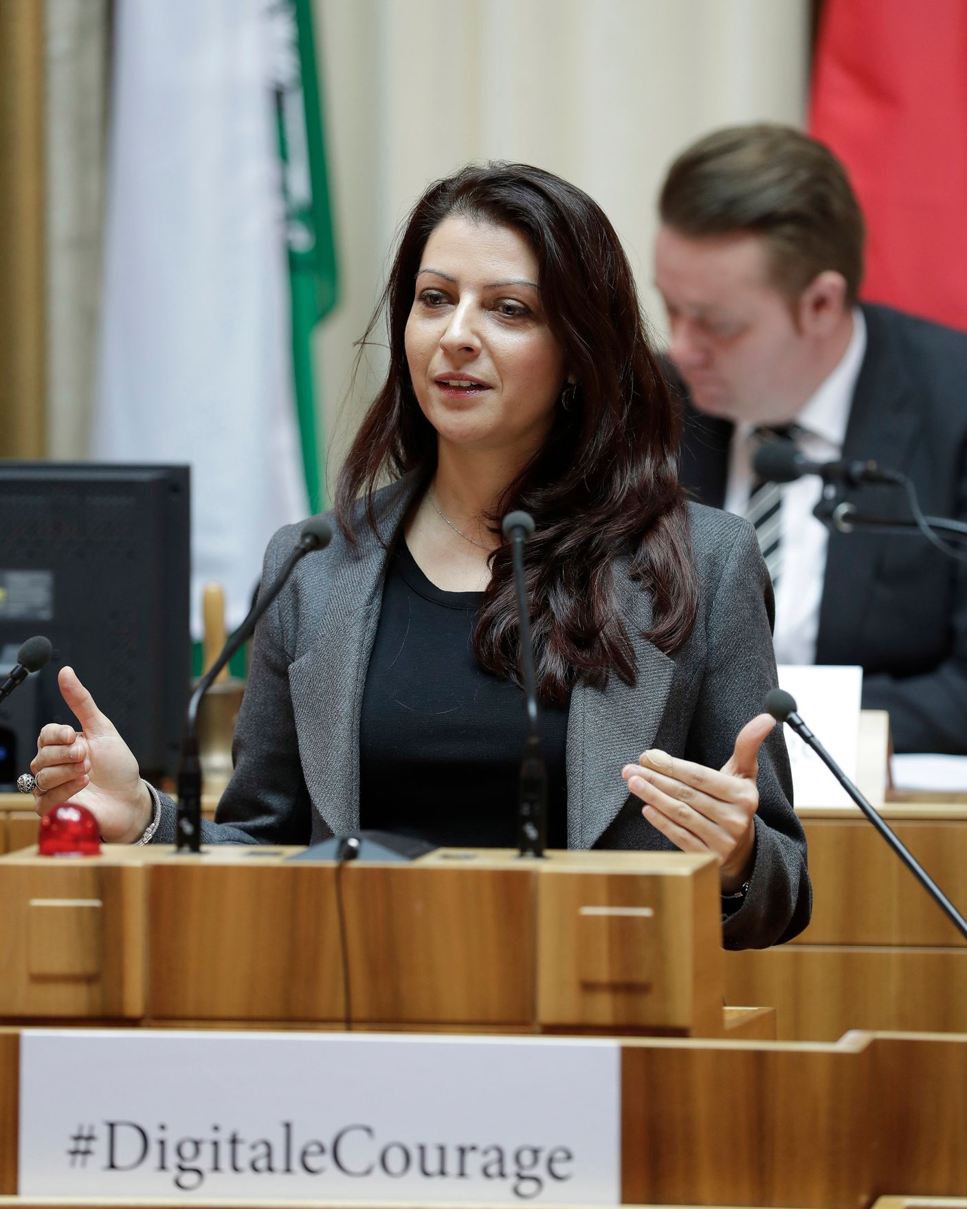 Am 16. November 2016 nahm Staatssekret&auml;rin Muna Duzdar (l.) an der Enquete des Bundesrates zum Thema &quot;#DigitaleCourage&quot; teil. Im Bild mit Mario Lindner (r.), Pr&auml;sident des Bundesrats.