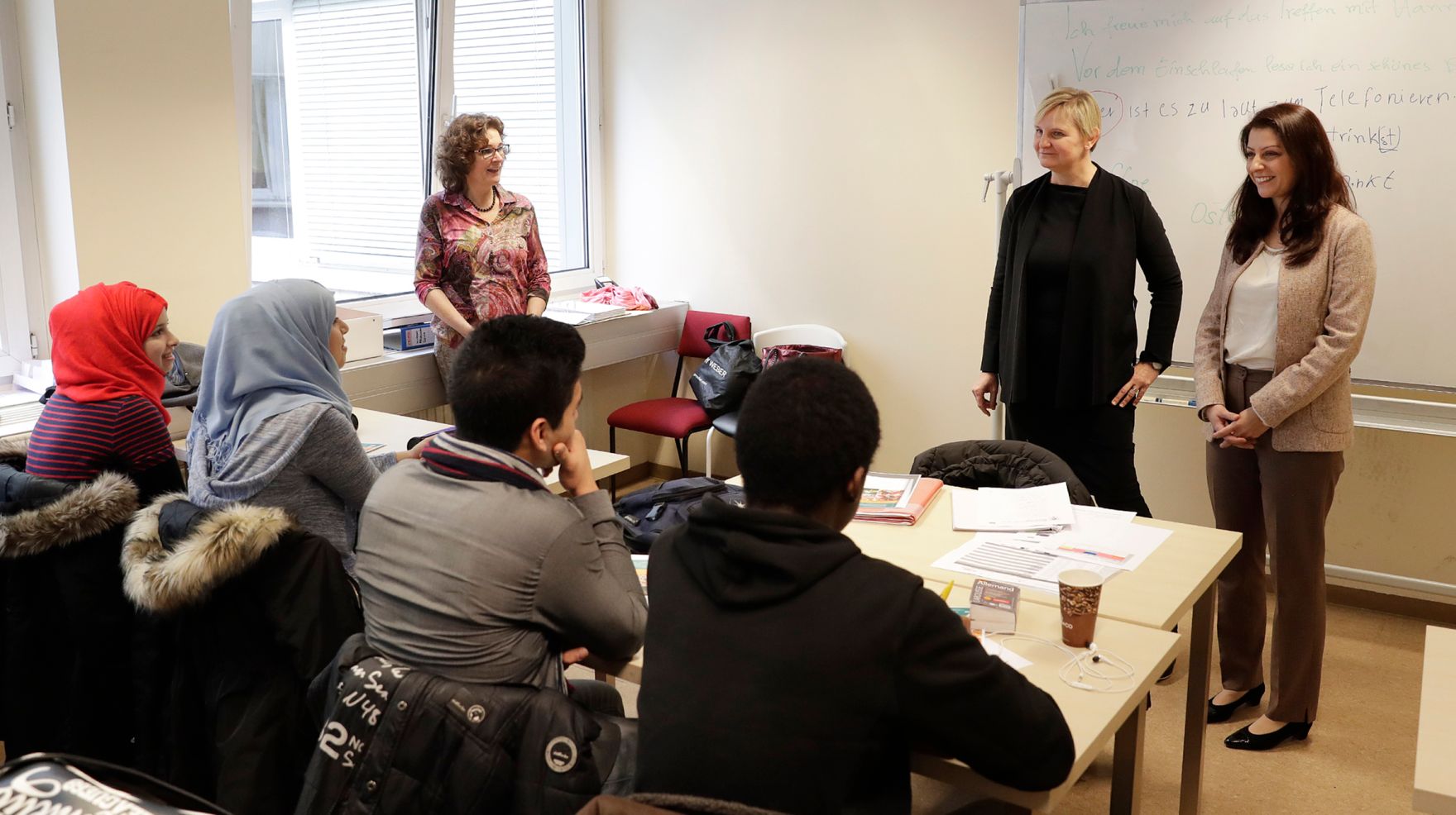 Am 21. November 2016 besuchte Staatssekret&auml;rin Muna Duzdar (r.) das Jugendcollege der Stadt Wien. Im Bild mit Sandra Frauenberger (l.), Stadtr&auml;tin f&uuml;r Integration.