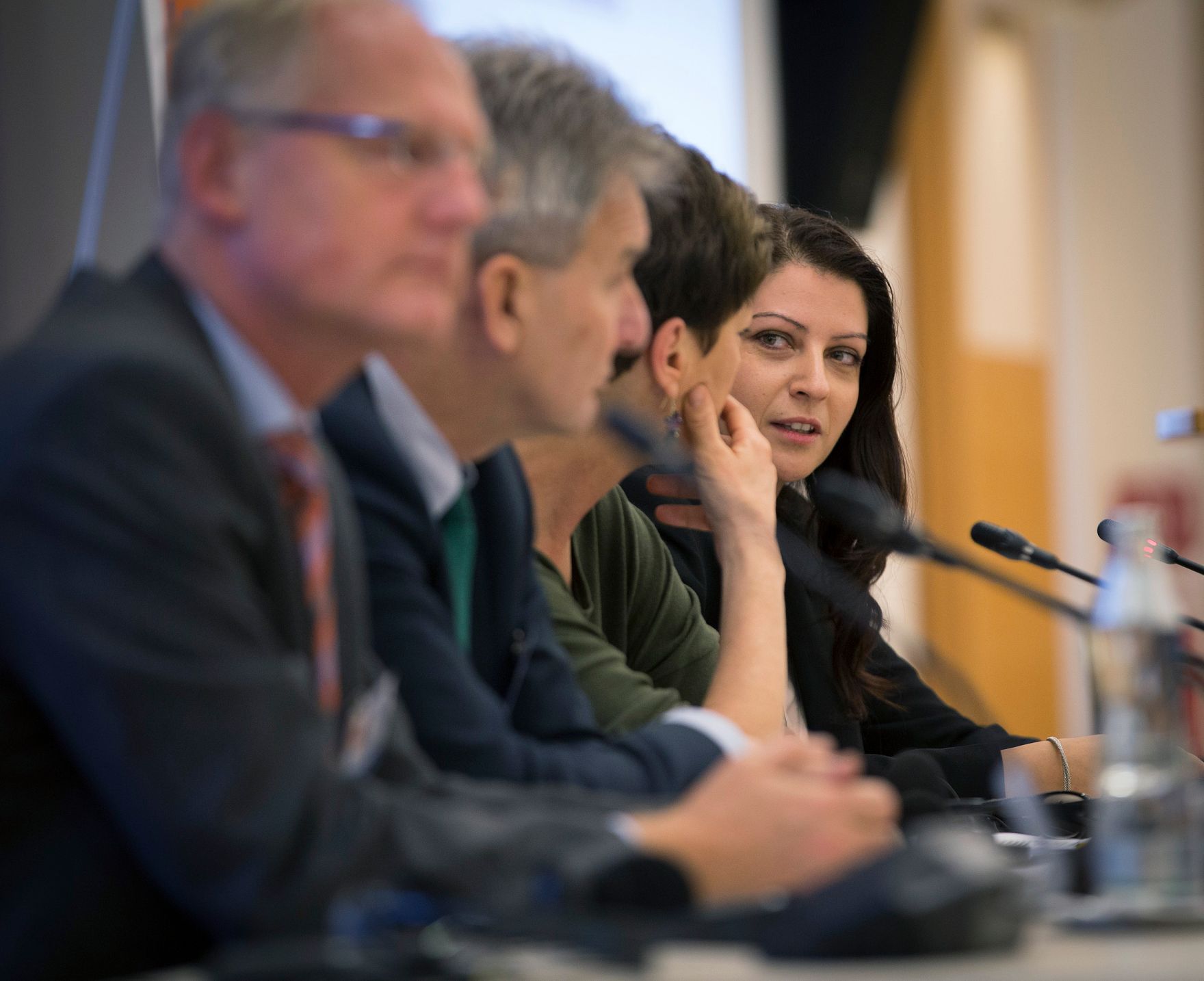 Am 25. November 2016 nahm Staatssekret&auml;rin Muna Duzdar (r.) am 10. Medienseminar der Zivilgesellschaft, organisiert durch den Europ&auml;ischen Wirtschaft- und Sozialausschuss (EWSA) teil.