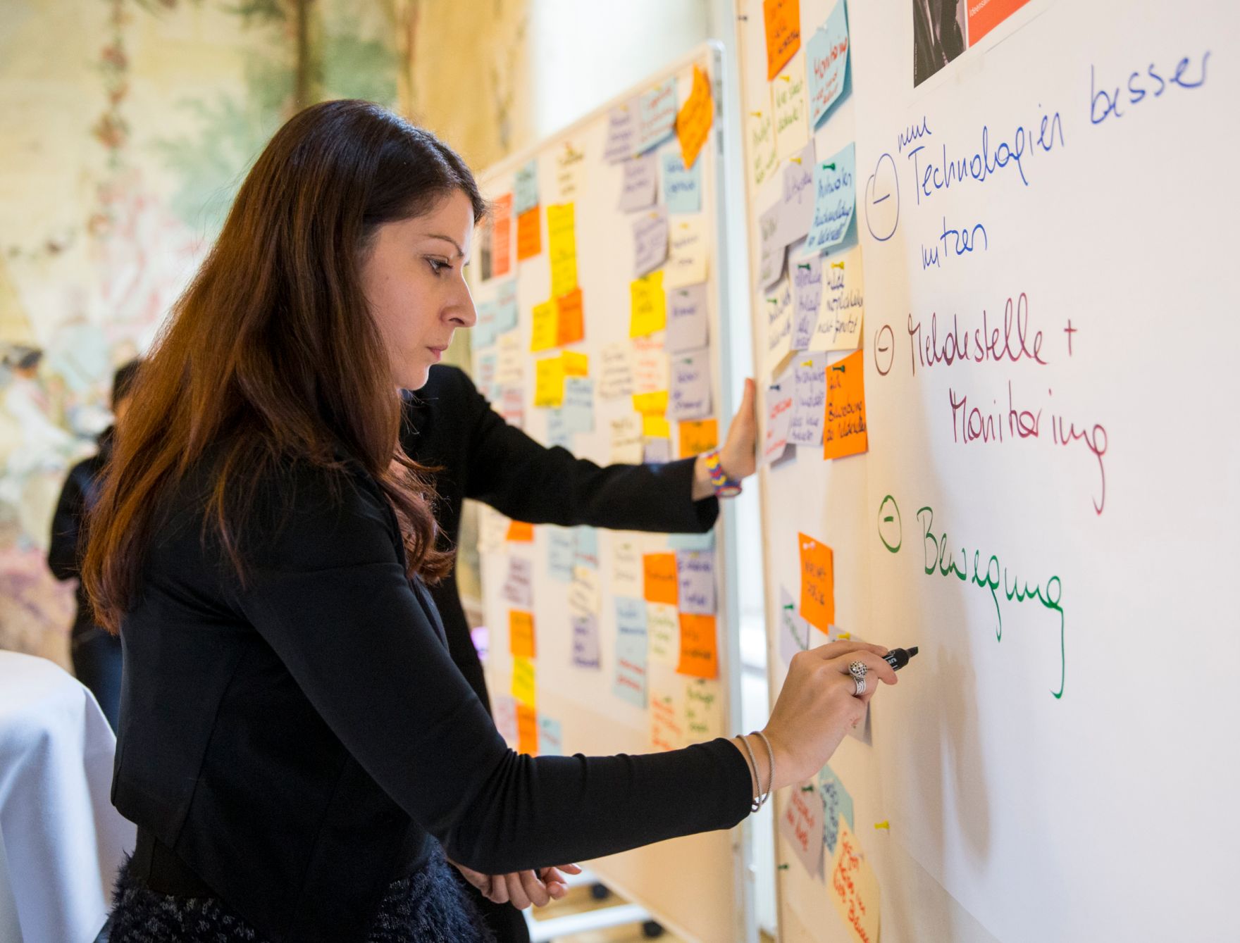 Am 28. November 2016 fand der Vernetzungs- und Workshoptag &quot;#GegenHassimNetz&quot; statt. Im Bild Staatssekret&auml;rin Muna Duzdar.