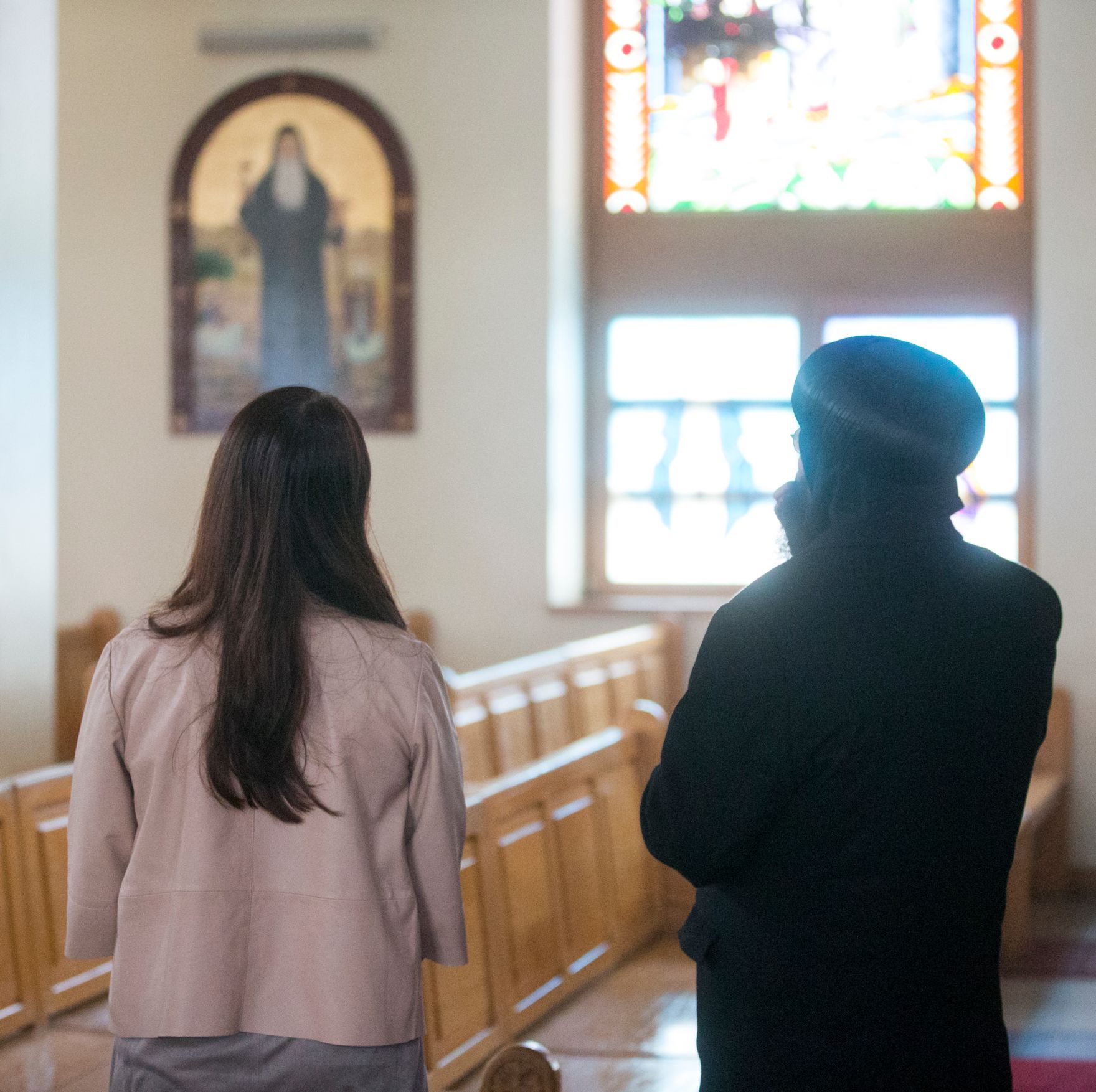 Am 1. Dezember 2016 traf Staatssekret&auml;rin Muna Duzdar (l.) den Bischof Gabriel (r.) anl&auml;sslich seines Antrittsbesuches.