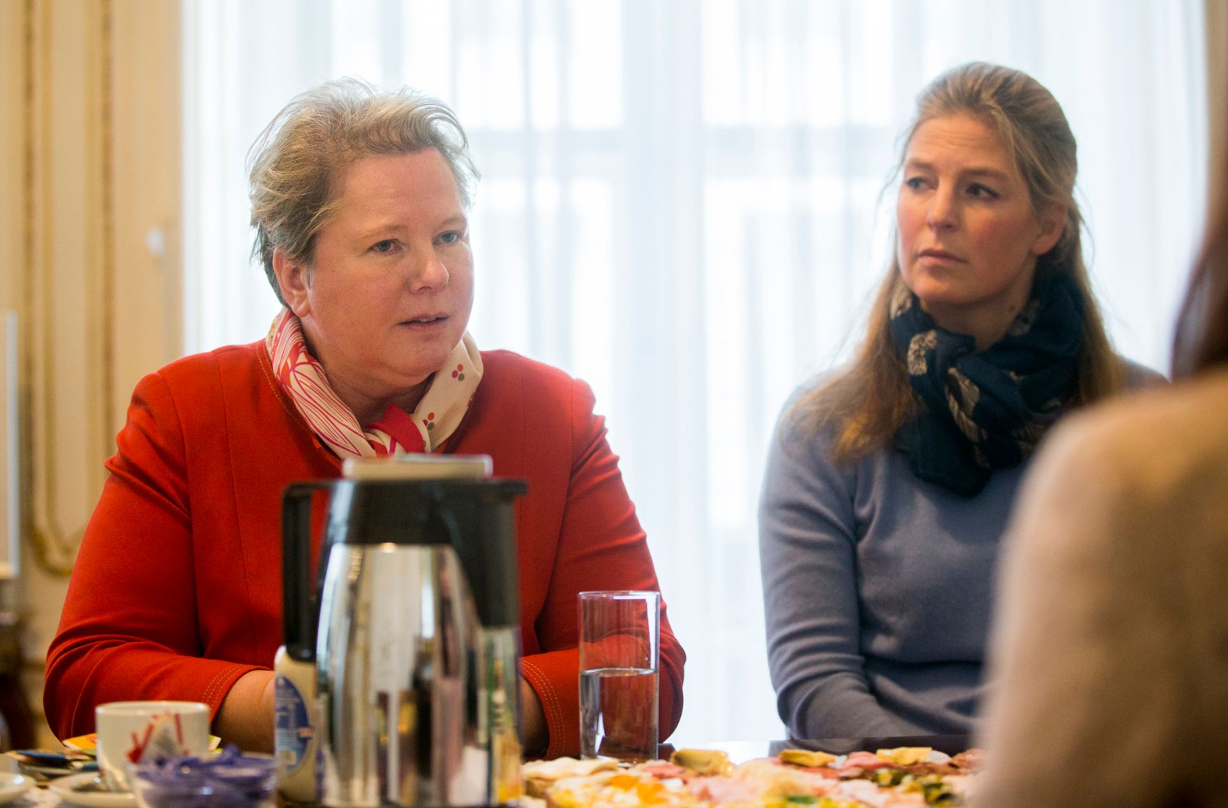 Am 12. Dezember 2016 empfing Staatssekret&auml;rin Muna Duzdar die Botschafterin Liechtensteins Maria-Pia Kothbauer (l.) zu einem Arbeitsgespr&auml;ch. Im Bild mit Alexandra von Reden (r.).