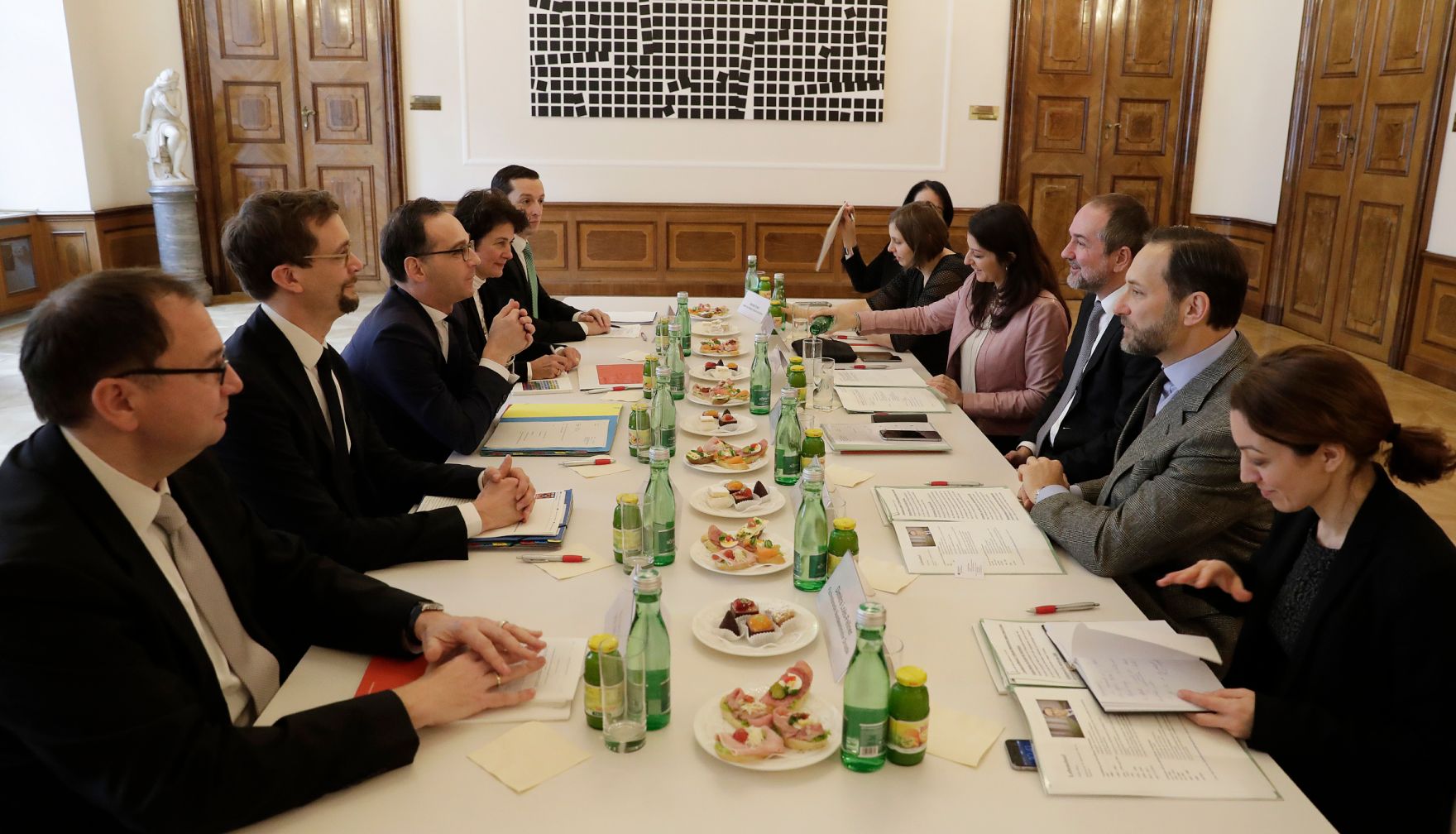 Am 16. Dezember 2016 empfing Kanzleramtsminister Thomas Drozda (r.) den deutschen Minister der Justiz und f&uuml;r Verbraucherschutz Heiko Maas (l.) zu einem Arbeitsgespr&auml;ch.
