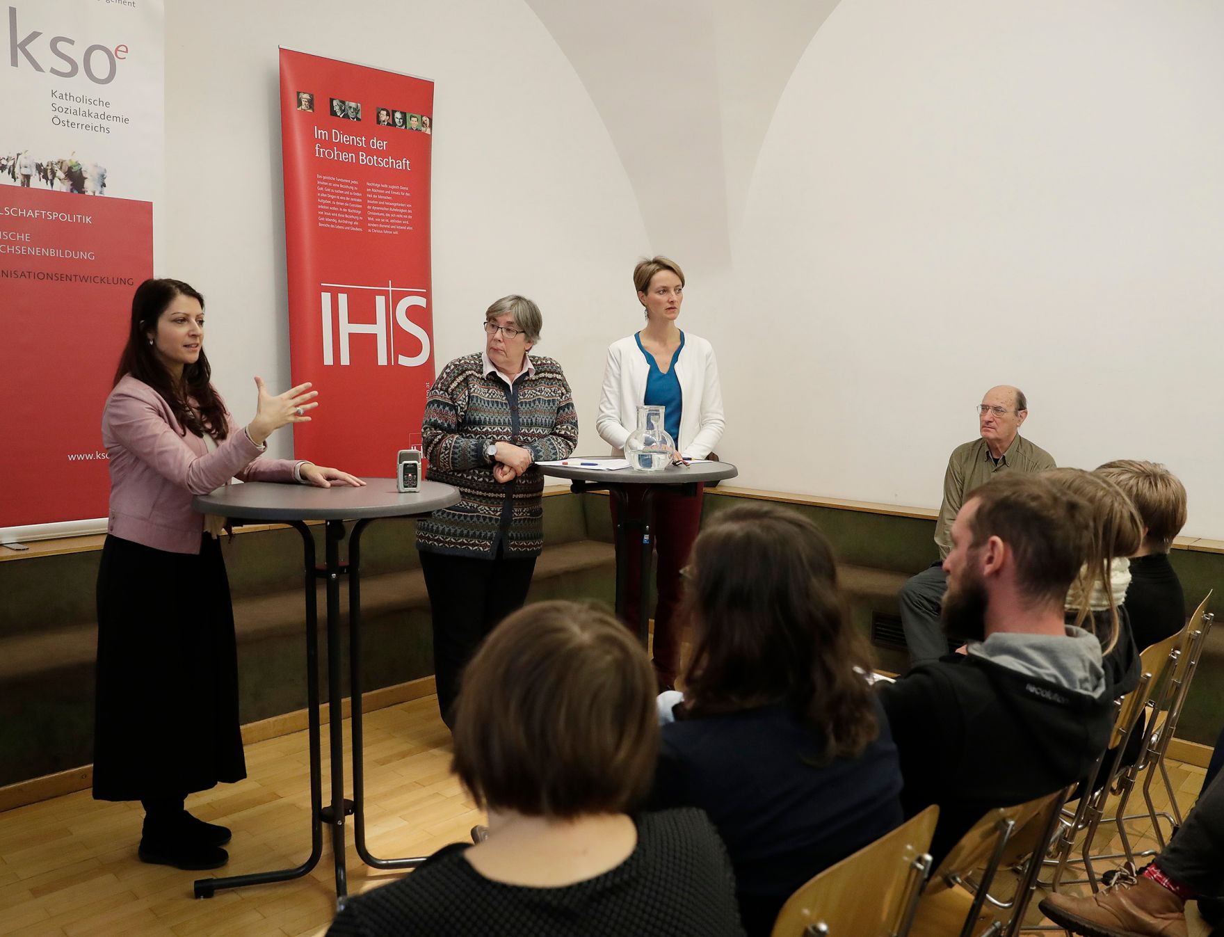 Am 16. Dezember 2016 nahm Staatssekret&auml;rin Muna Duzdar (l.) an einer Diskussionsveranstaltung der Katholischen Sozialakademie &Ouml;sterreich teil. Im Bild mit Sozialhistorikerin Paloma Fern&aacute;ndez de la Hoz (m.) und Magdalena Holztrattner (r.), Direktorin der Katholischen Sozialakademie &Ouml;sterreich.