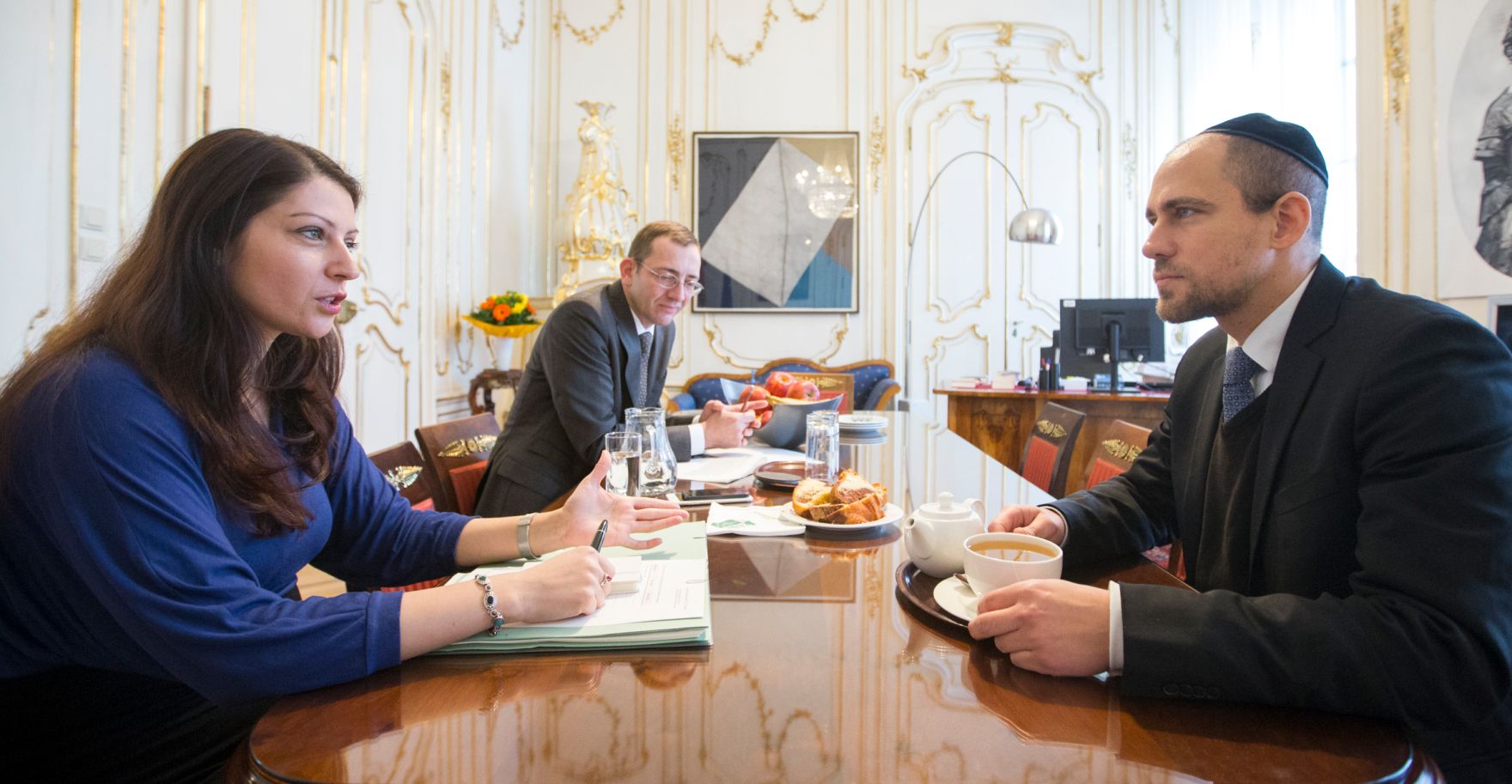 Am 13. J&auml;nner 2017 empfing Staatssekret&auml;rin Muna Duzdar (l.) den Gemeinderabbiner der Israelitischen Kultusgemeinde Wien Schlomo Hofmeister (r.) zu einem Arbeitsgespr&auml;ch.