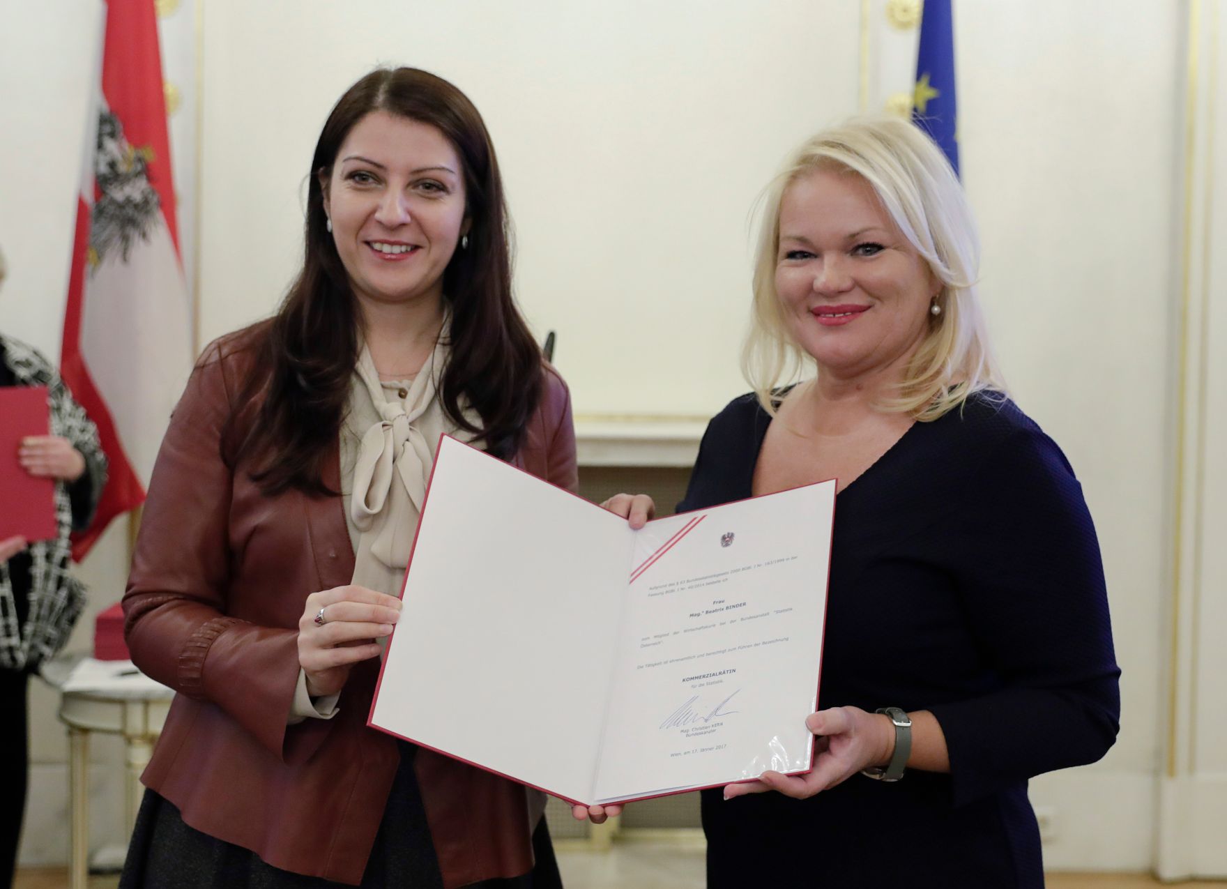 Am 17. J&auml;nner 2017 bestellte der Bundeskanzler Vertreterinnen und Vertreter der Wirtschaft zu Mitgliedern der bei der Bundesanstalt "Statistik &Ouml;sterreich" eingerichteten Wirtschaftskurie. Im Bild Staatssekret&auml;rin Muna Duzdar (l.) bei der Dekret&uuml;berreichung an Kommerzialr&auml;tin f&uuml;r die Statistik Beatrix Binder (r.).