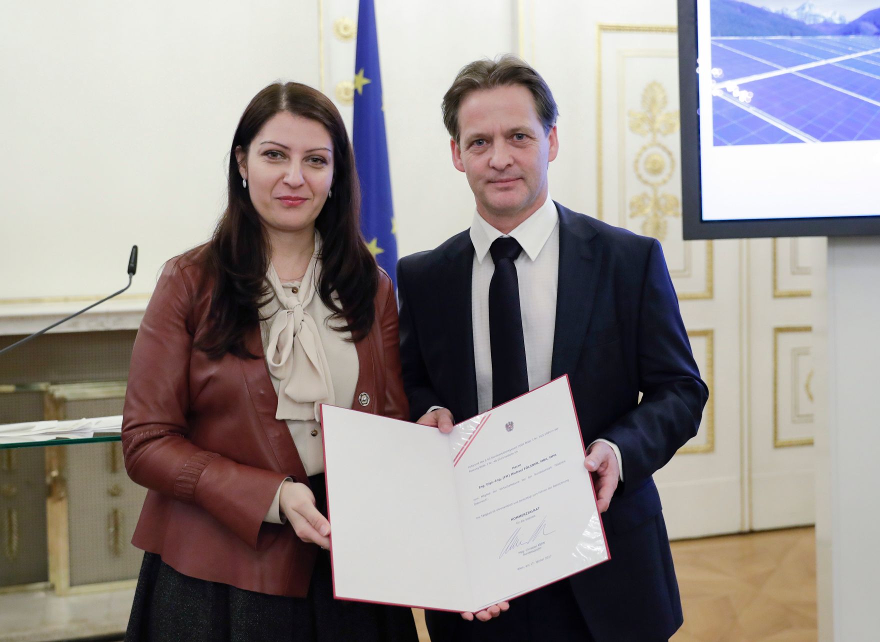 Am 17. J&auml;nner 2017 bestellte der Bundeskanzler Vertreterinnen und Vertreter der Wirtschaft zu Mitgliedern der bei der Bundesanstalt "Statistik &Ouml;sterreich" eingerichteten Wirtschaftskurie. Im Bild Staatssekret&auml;rin Muna Duzdar (l.) bei der Dekret&uuml;berreichung an Kommerzialrat f&uuml;r die Statistik Michael F&ouml;lsner (r.).