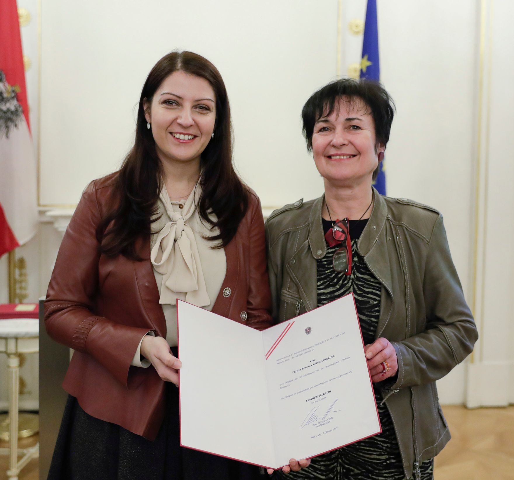 Am 17. J&auml;nner 2017 bestellte der Bundeskanzler Vertreterinnen und Vertreter der Wirtschaft zu Mitgliedern der bei der Bundesanstalt "Statistik &Ouml;sterreich" eingerichteten Wirtschaftskurie. Im Bild Staatssekret&auml;rin Muna Duzdar (l.) bei der Dekret&uuml;berreichung an Kommerzialr&auml;tin f&uuml;r die Statistik Christa Johanna K&auml;fer-Lengauer (r.).