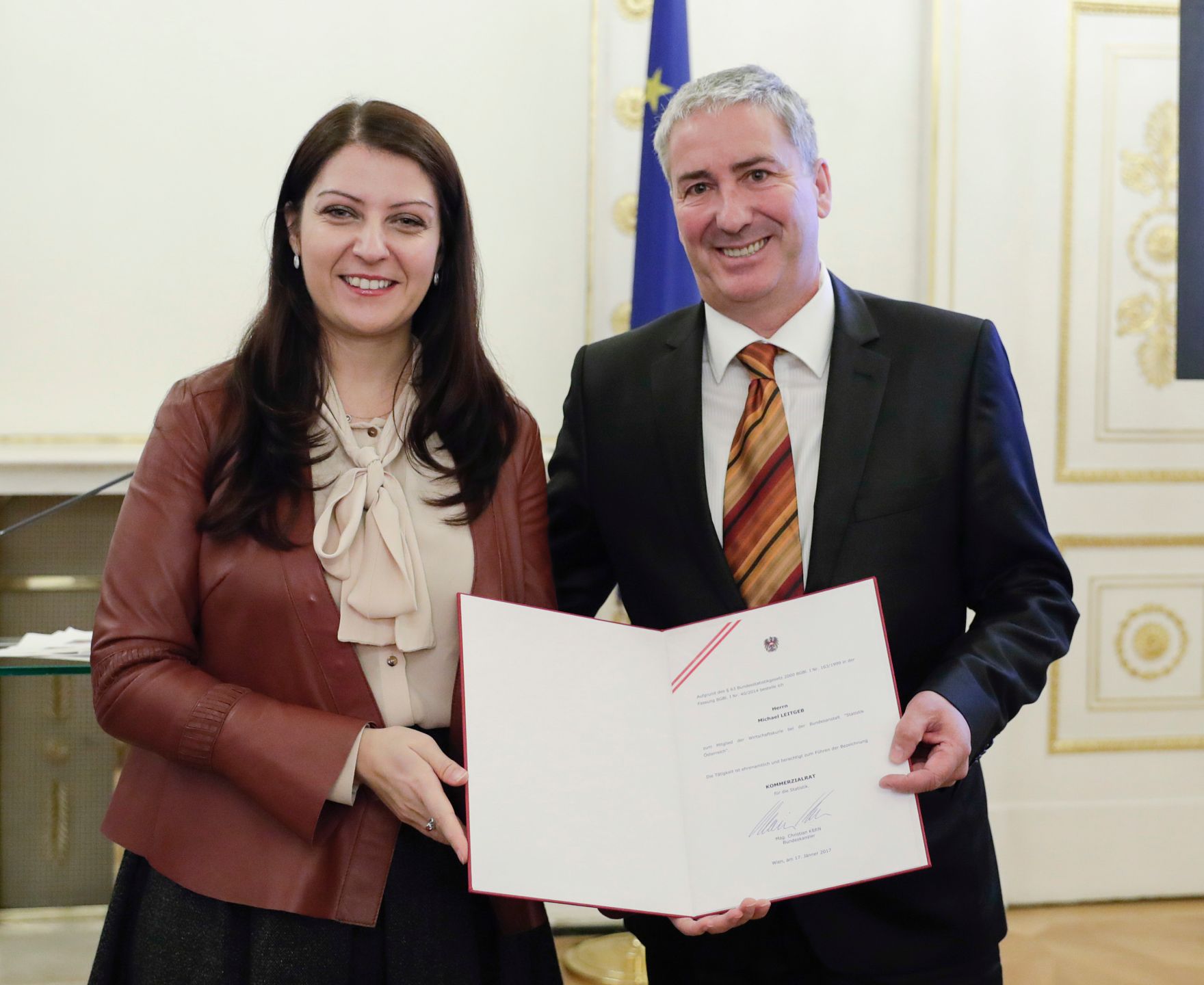 Am 17. J&auml;nner 2017 bestellte der Bundeskanzler Vertreterinnen und Vertreter der Wirtschaft zu Mitgliedern der bei der Bundesanstalt "Statistik &Ouml;sterreich" eingerichteten Wirtschaftskurie. Im Bild Staatssekret&auml;rin Muna Duzdar (l.) bei der Dekret&uuml;berreichung an Kommerzialrat f&uuml;r die Statistik Michael Leitgeb (r.).