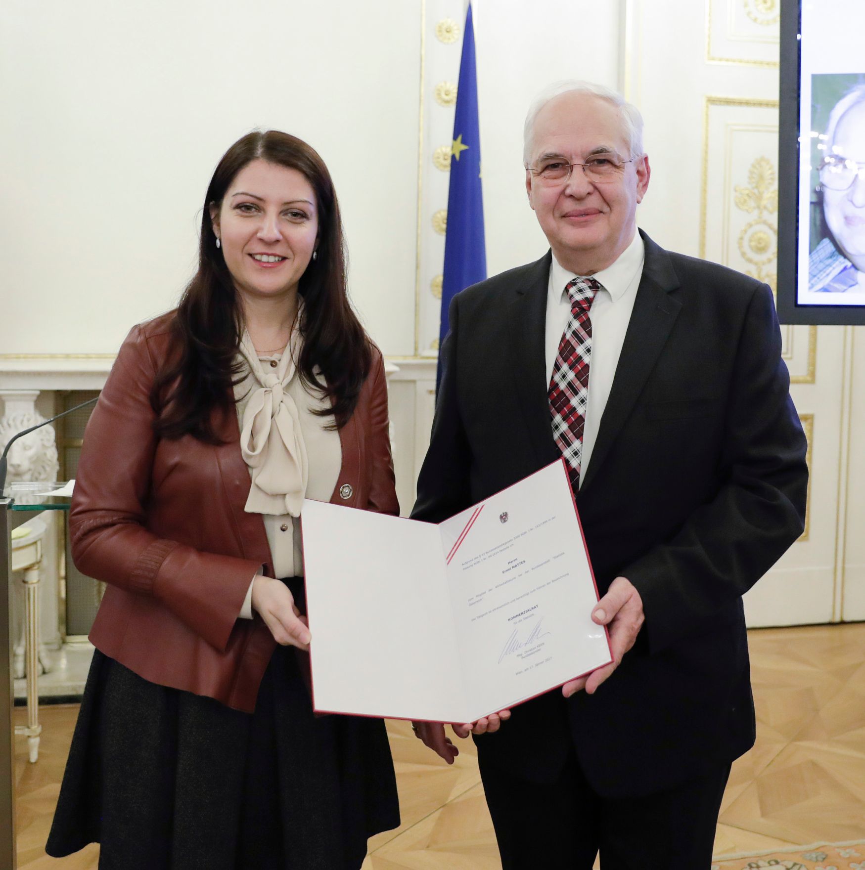 Am 17. J&auml;nner 2017 bestellte der Bundeskanzler Vertreterinnen und Vertreter der Wirtschaft zu Mitgliedern der bei der Bundesanstalt "Statistik &Ouml;sterreich" eingerichteten Wirtschaftskurie. Im Bild Staatssekret&auml;rin Muna Duzdar (l.) bei der Dekret&uuml;berreichung an Kommerzialrat f&uuml;r die Statistik Ernst Mattes (r.).