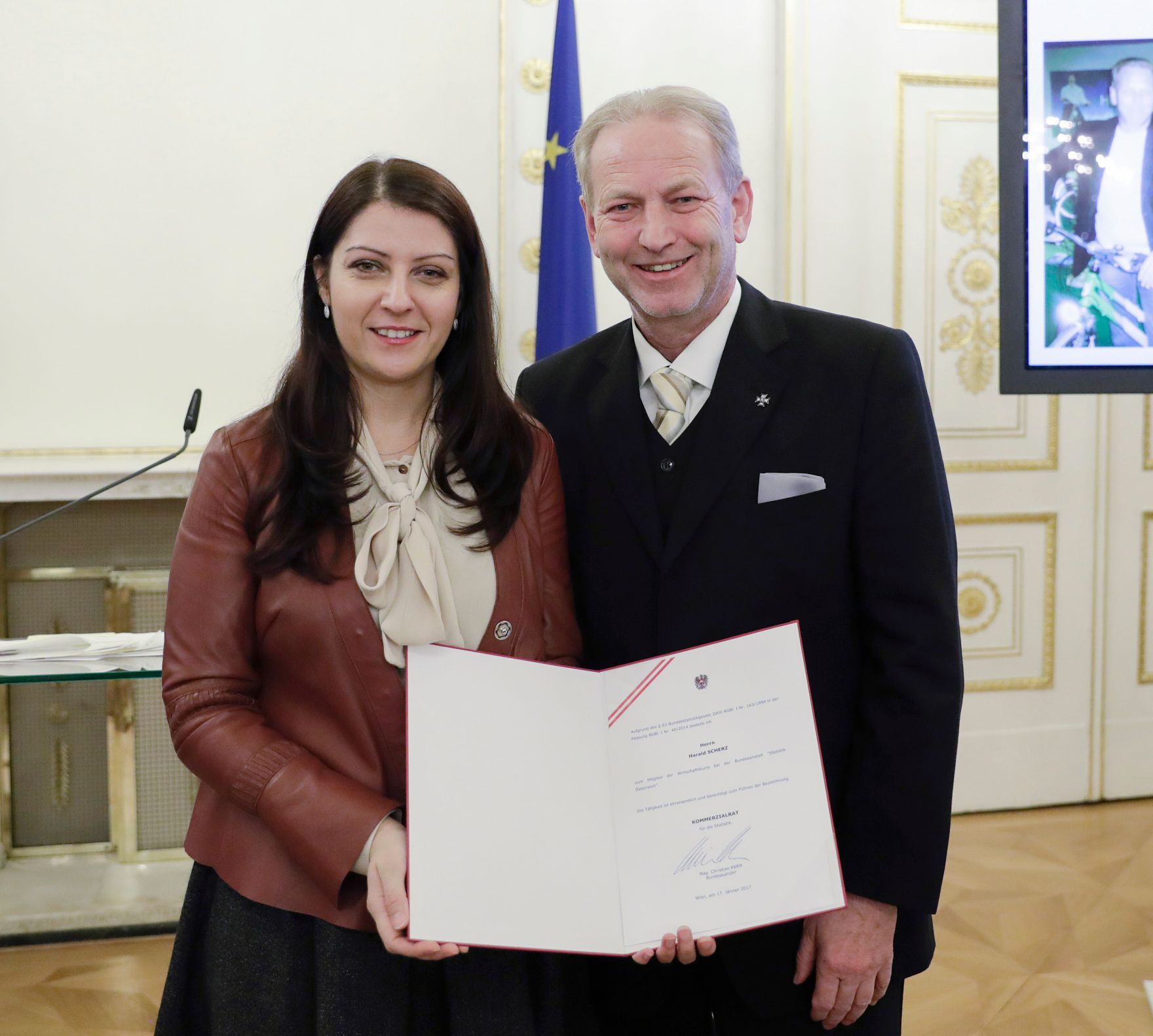 Am 17. J&auml;nner 2017 bestellte der Bundeskanzler Vertreterinnen und Vertreter der Wirtschaft zu Mitgliedern der bei der Bundesanstalt "Statistik &Ouml;sterreich" eingerichteten Wirtschaftskurie. Im Bild Staatssekret&auml;rin Muna Duzdar (l.) bei der Dekret&uuml;berreichung an Kommerzialrat f&uuml;r die Statistik Harald Scherz (r.).