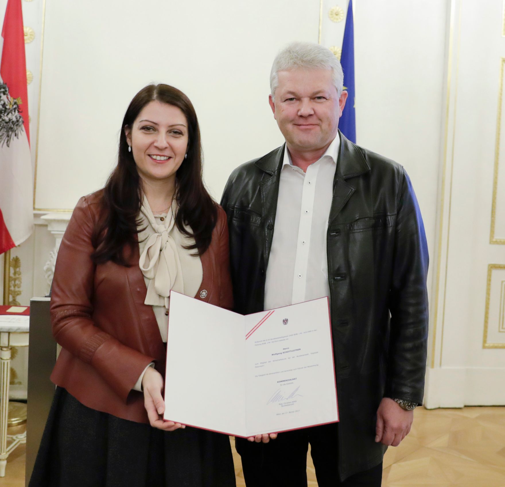 Am 17. J&auml;nner 2017 bestellte der Bundeskanzler Vertreterinnen und Vertreter der Wirtschaft zu Mitgliedern der bei der Bundesanstalt "Statistik &Ouml;sterreich" eingerichteten Wirtschaftskurie. Im Bild Staatssekret&auml;rin Muna Duzdar (l.) bei der Dekret&uuml;berreichung an Kommerzialrat f&uuml;r die Statistik Wolfgang Schottleitner (r.).