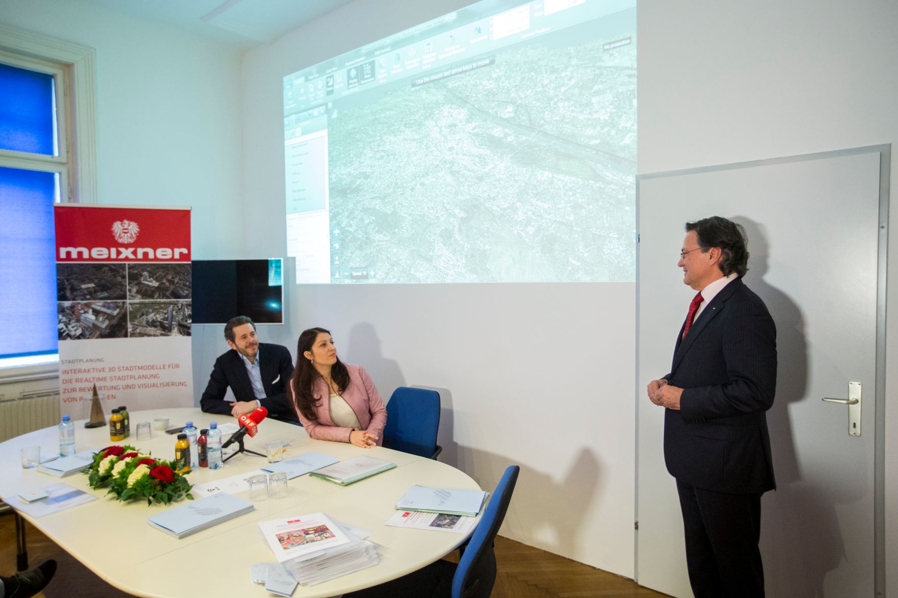 Am 18. J&auml;nner 2017 stellten Staatssekret&auml;rin Muna Duzdar (m.) und Staatssekret&auml;r Harald Mahrer (l.) die Initiative "Digital Roadmap Austria" in den R&auml;umlichkeiten der Meixner Vermessungs ZT GmbH vor. Im Bild mit Gesch&auml;ftsf&uuml;hrer Harald Meixner (r.).