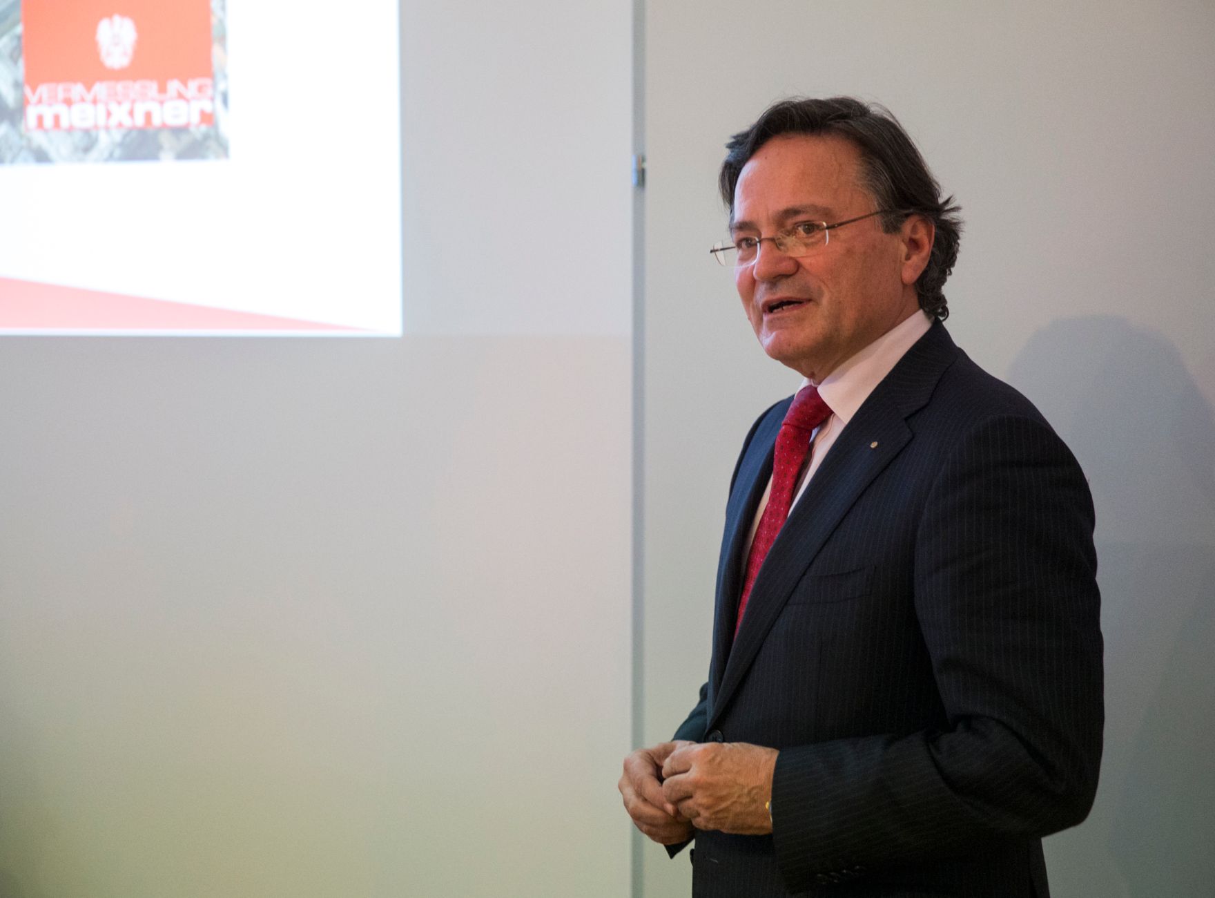 Am 18. J&auml;nner 2017 stellten Staatssekret&auml;rin Muna Duzdar und Staatssekret&auml;r Harald Mahrer die Initiative "Digital Roadmap Austria" in den R&auml;umlichkeiten der Meixner Vermessungs ZT GmbH vor. Im Bild Gesch&auml;ftsf&uuml;hrer Harald Meixner.