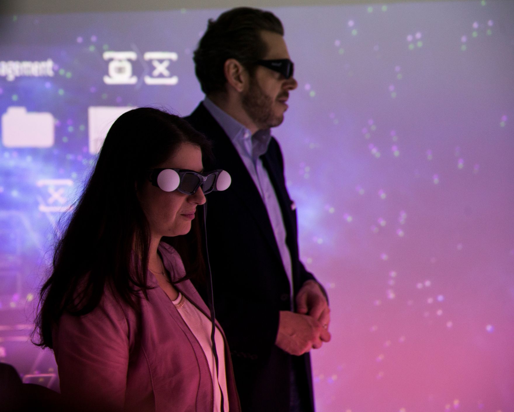 Am 18. J&auml;nner 2017 stellten Staatssekret&auml;rin Muna Duzdar (l.) und Staatssekret&auml;r Harald Mahrer (r.) die Initiative "Digital Roadmap Austria" in den R&auml;umlichkeiten der Meixner Vermessungs ZT GmbH vor.