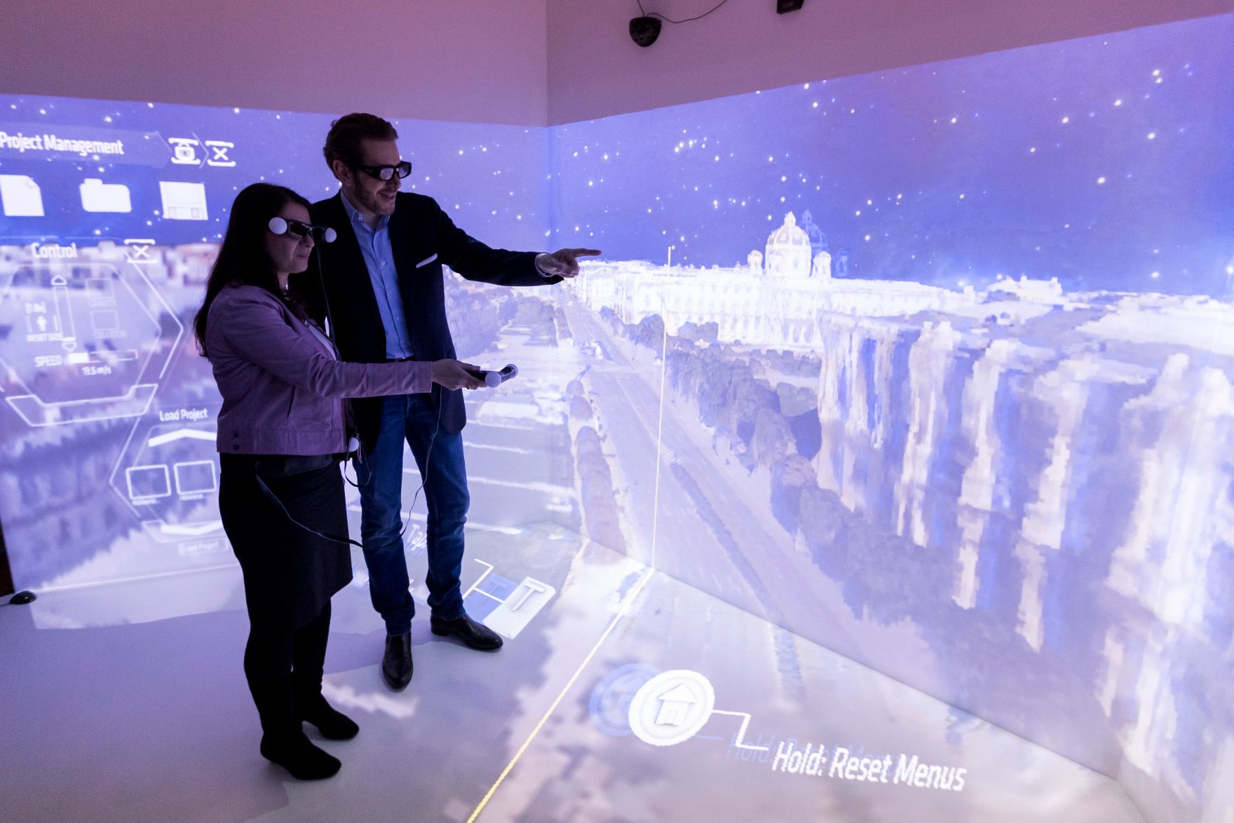 Am 18. J&auml;nner 2017 stellten Staatssekret&auml;rin Muna Duzdar (l.) und Staatssekret&auml;r Harald Mahrer (r.) die Initiative "Digital Roadmap Austria" in den R&auml;umlichkeiten der Meixner Vermessungs ZT GmbH vor.