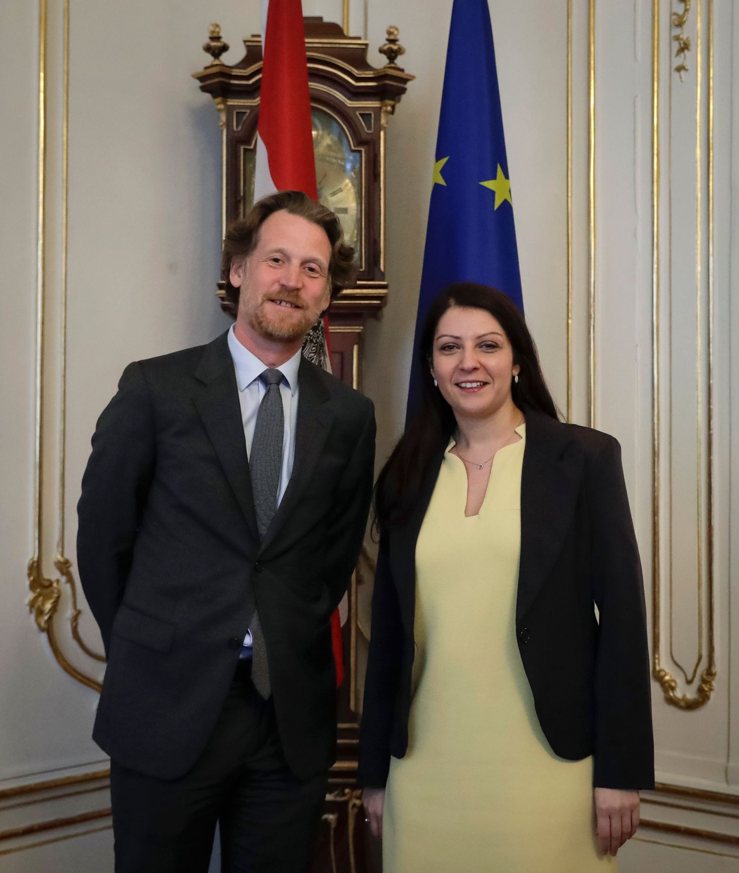 Am 27. Februar 2017 empfing Staatssekret&auml;rin Muna Duzdar (r.) den Botschafter Helfried Carl (l.) zu einem Gespr&auml;ch.