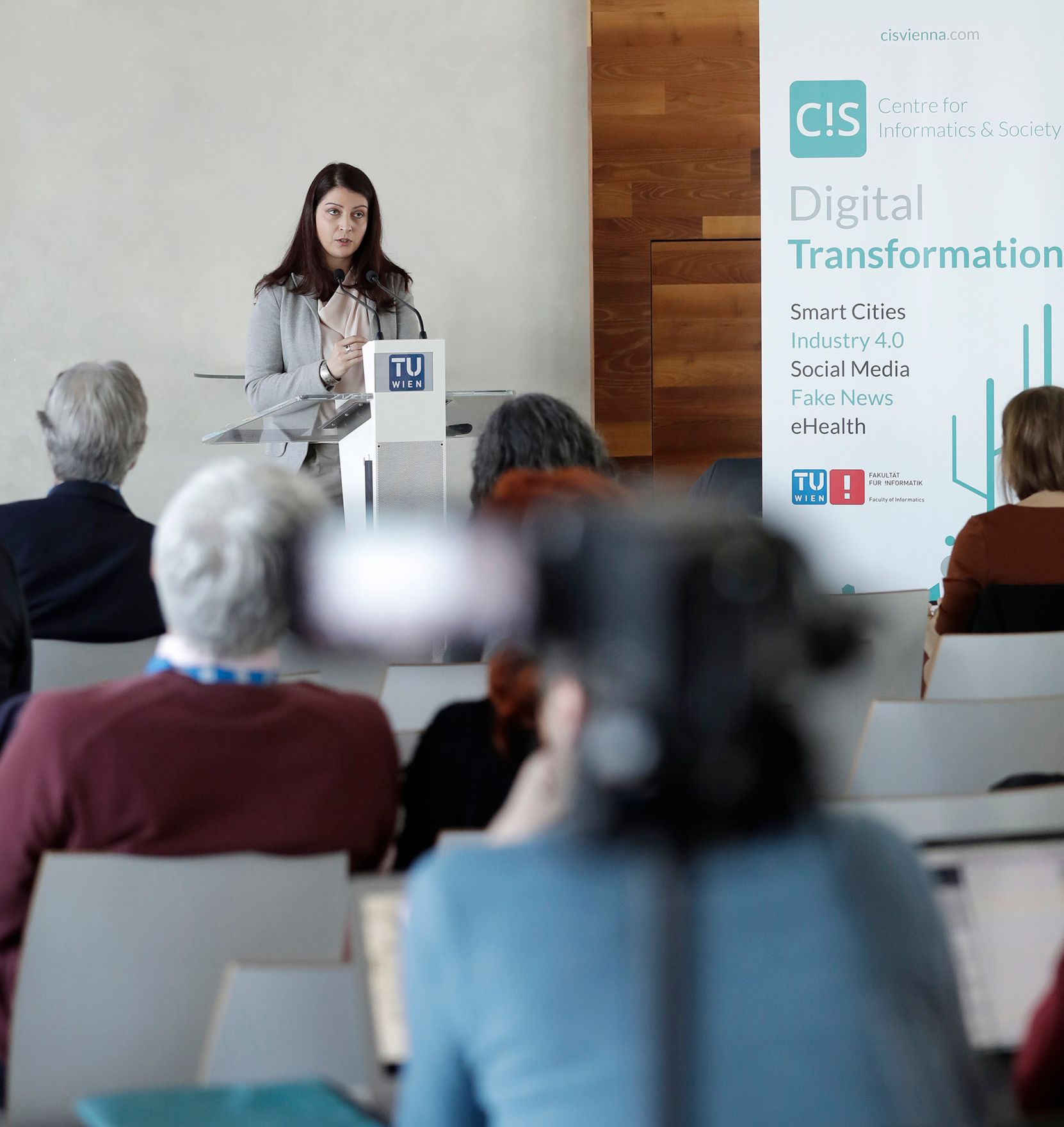 Am 24. April 2017 nahm Staatssekret&auml;rin Muna Duzdar (im Bild) am Symposium zum Thema &quot;Digitale Transformation&quot; an der Technischen Universit&auml;t Wien teil.