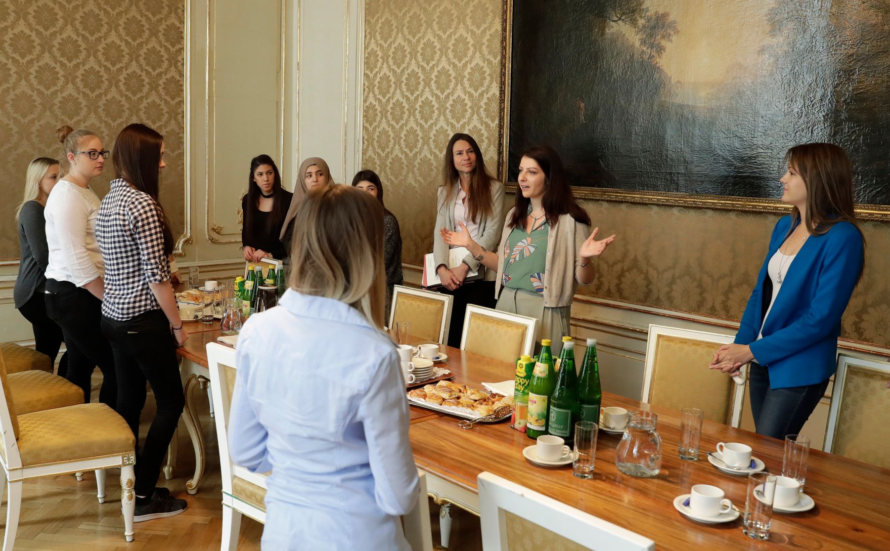 Am 27. April 2017 begr&uuml;&szlig;te Staatssekret&auml;rin Muna Duzdar (im Bild) Sch&uuml;lerinnen der HAK G&auml;nserndorf zum Girls' Day im Bundeskanzleramt.