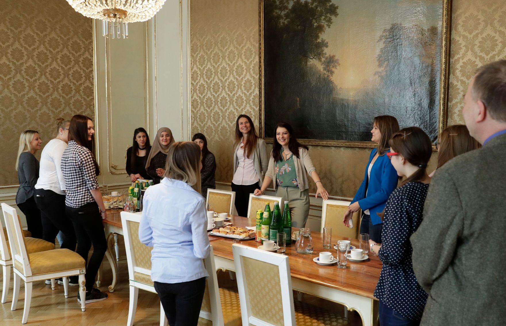 Am 27. April 2017 begr&uuml;&szlig;te Staatssekret&auml;rin Muna Duzdar (im Bild) Sch&uuml;lerinnen der HAK G&auml;nserndorf zum Girls' Day im Bundeskanzleramt.