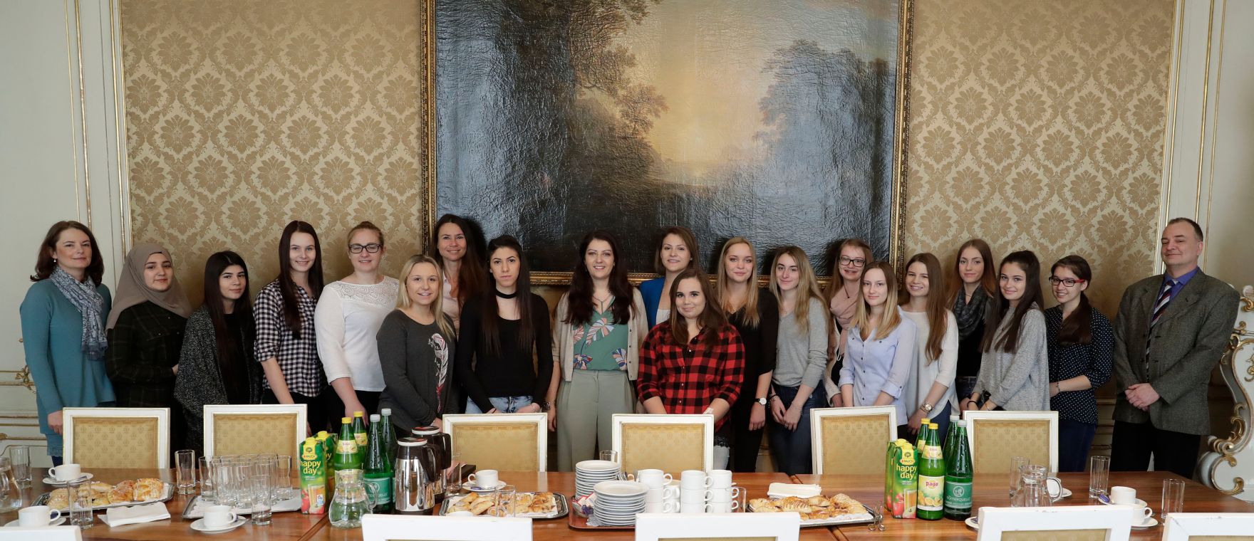 Am 27. April 2017 begr&uuml;&szlig;te Staatssekret&auml;rin Muna Duzdar (im Bild) Sch&uuml;lerinnen der HAK G&auml;nserndorf zum Girls' Day im Bundeskanzleramt.