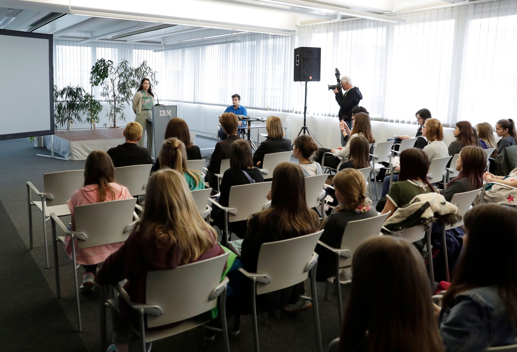 Am 27. April 2017 besuchte Staatssekret&auml;rin Muna Duzdar (im Bild) anl&auml;&szlig;lich des Girls' Day das IBM &Ouml;sterreich.