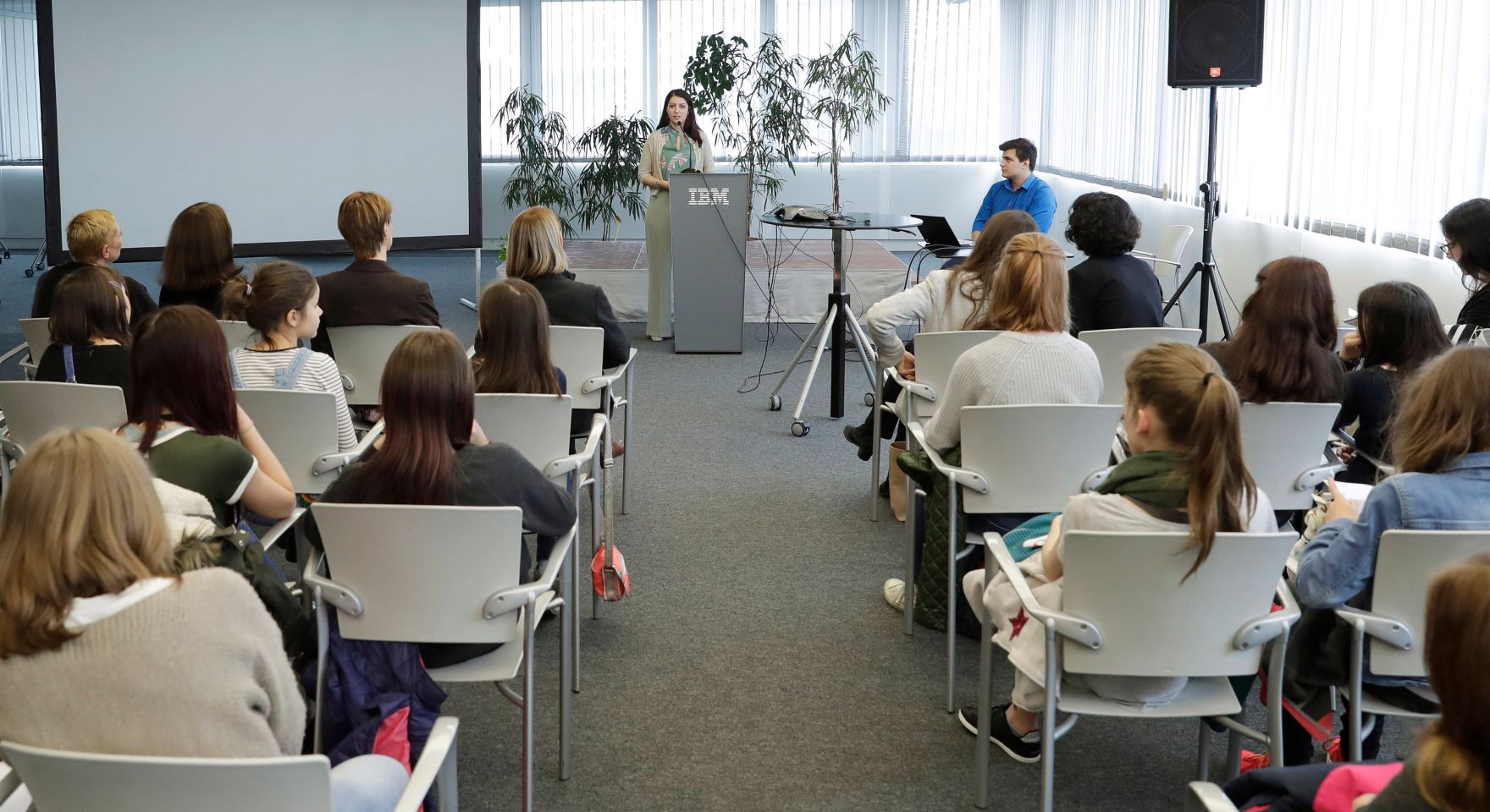 Am 27. April 2017 besuchte Staatssekret&auml;rin Muna Duzdar (im Bild) anl&auml;&szlig;lich des Girls' Day das IBM &Ouml;sterreich.