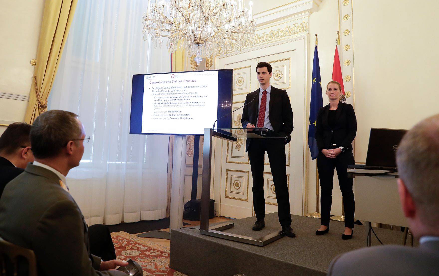 Am 5. Mai 2017 fand im Bundeskanzleramt die 4. Arbeitstagung der Cyber Sicherheit Plattform statt. Im Bild Gregor Schmied (l.), Mitarbeiter im Bundeskanzleramt und Sylvia Mayer (r.) vom Bundesministerium f&uuml;r Inneres.