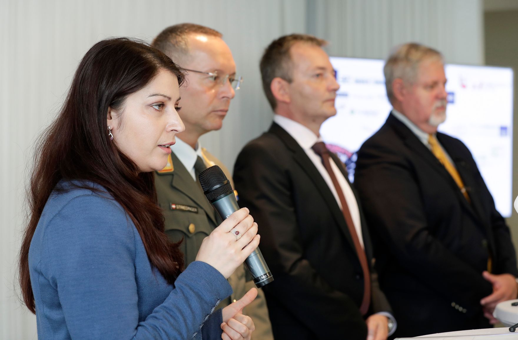 Am 8. Mai 2017 nahm Staatssekret&auml;rin Muna Duzdar (l.) am Pressegespr&auml;ch zum Thema Cyber Security Challenge Austria 2017  &Ouml;sterreich sucht Nachwuchs-HackerInnen teil.