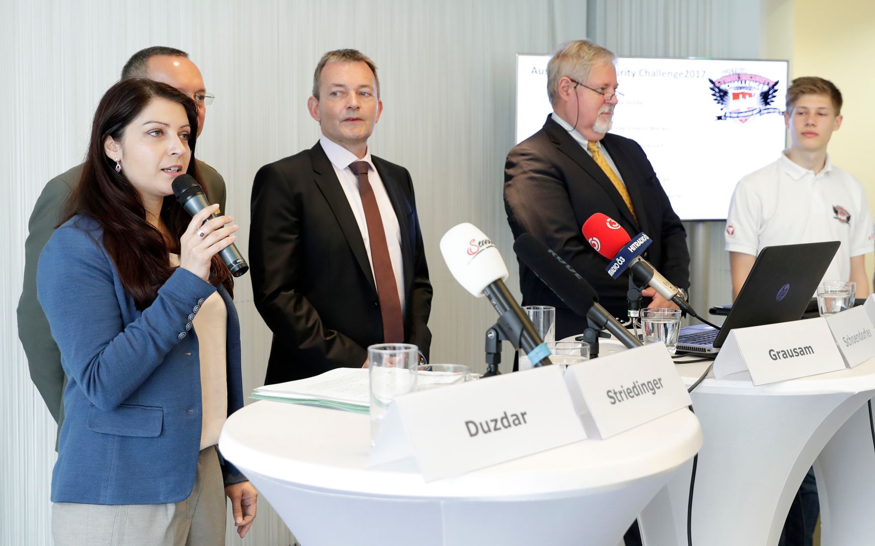 Am 8. Mai 2017 nahm Staatssekret&auml;rin Muna Duzdar (l.) am Pressegespr&auml;ch zum Thema Cyber Security Challenge Austria 2017  &Ouml;sterreich sucht Nachwuchs-HackerInnen teil.