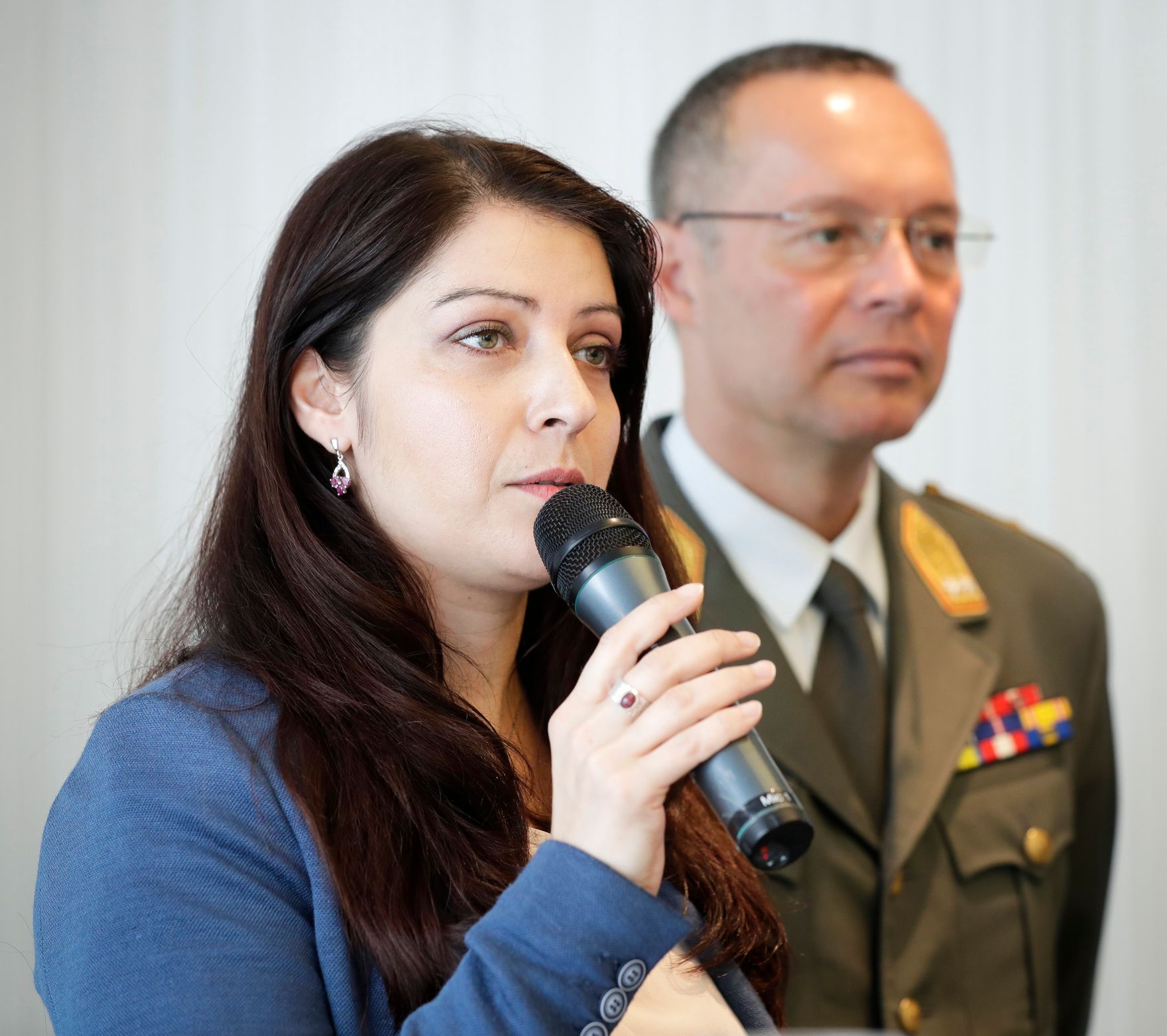 Am 8. Mai 2017 nahm Staatssekret&auml;rin Muna Duzdar (l.) am Pressegespr&auml;ch zum Thema Cyber Security Challenge Austria 2017  &Ouml;sterreich sucht Nachwuchs-HackerInnen teil.