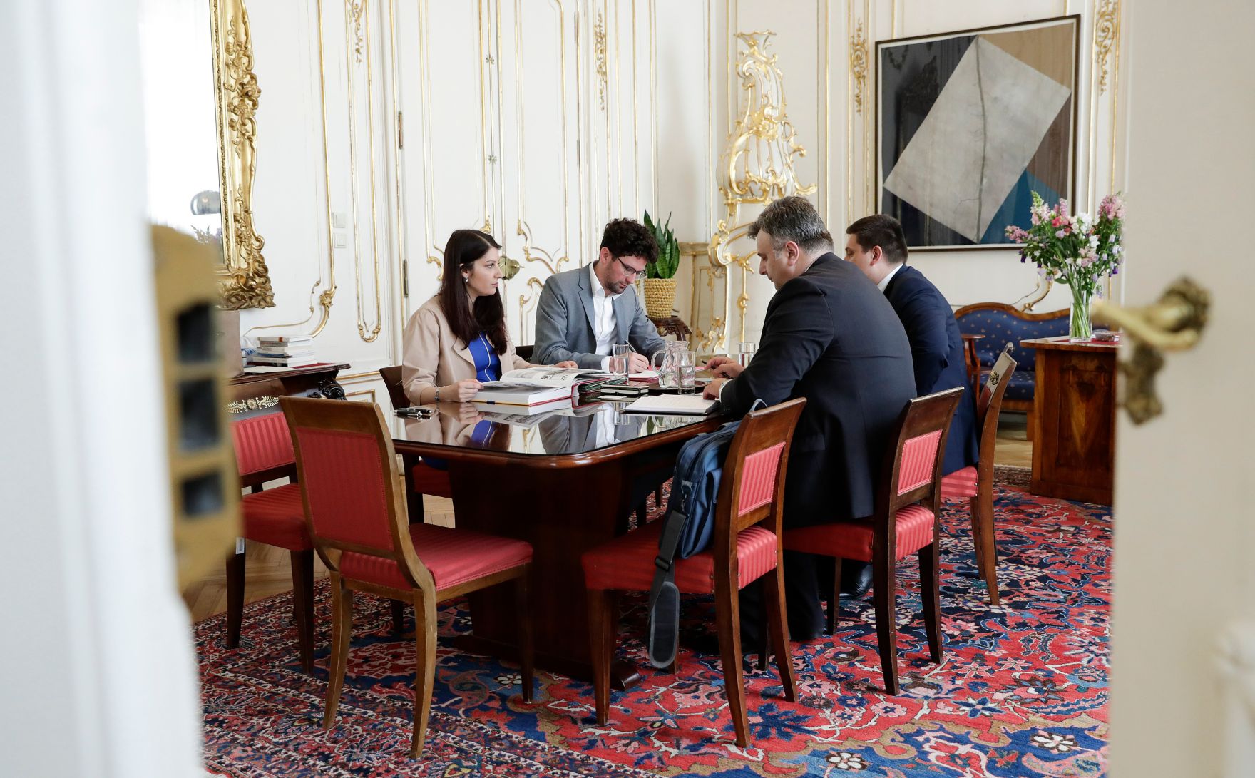 Am 12. Mai 2017 empfing Staatssekret&auml;r Muna Duzdar (l.) den Obmann der Serbischen Gemeinschaft Darko Jurisic (r.) zu einem Gespr&auml;ch.